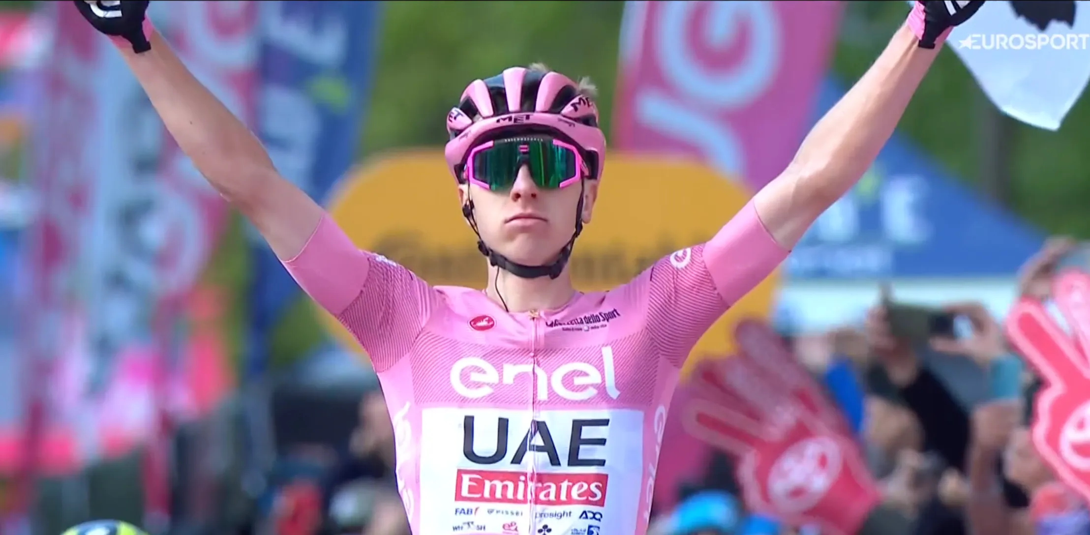 ¡Es un caníbal! Tadej Pogacar se lleva al sprint la primera etapa de alta montaña del Giro de Italia