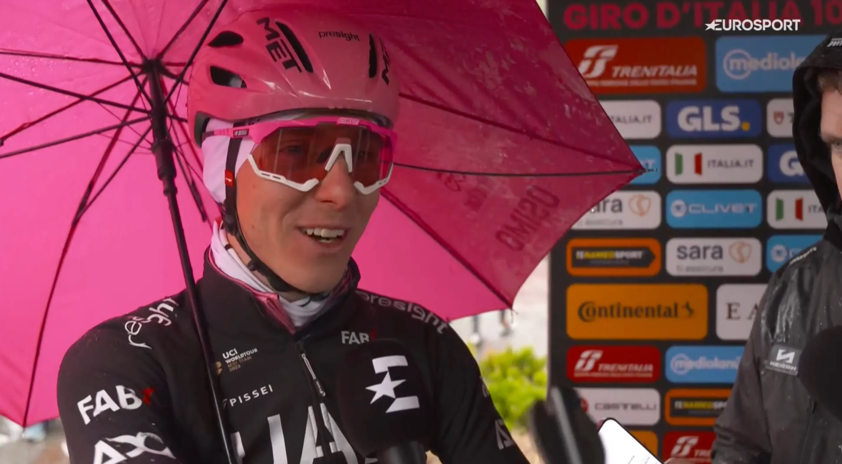Tadej Pogacar "culpa" a Movistar Team de su victoria en el Giro de Italia: "Intentamos relajarnos, pero ellos siguieron presionando"