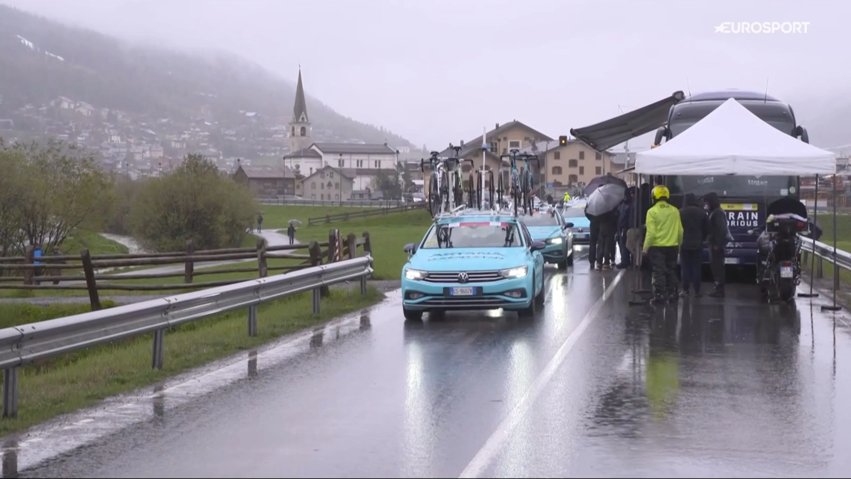 EN DIRECTO | Etapa 16 Giro de Italia 2024 - Salida sobre las 14:00 horas. Traslado en coche de los ciclistas y etapa recortada a 121 km