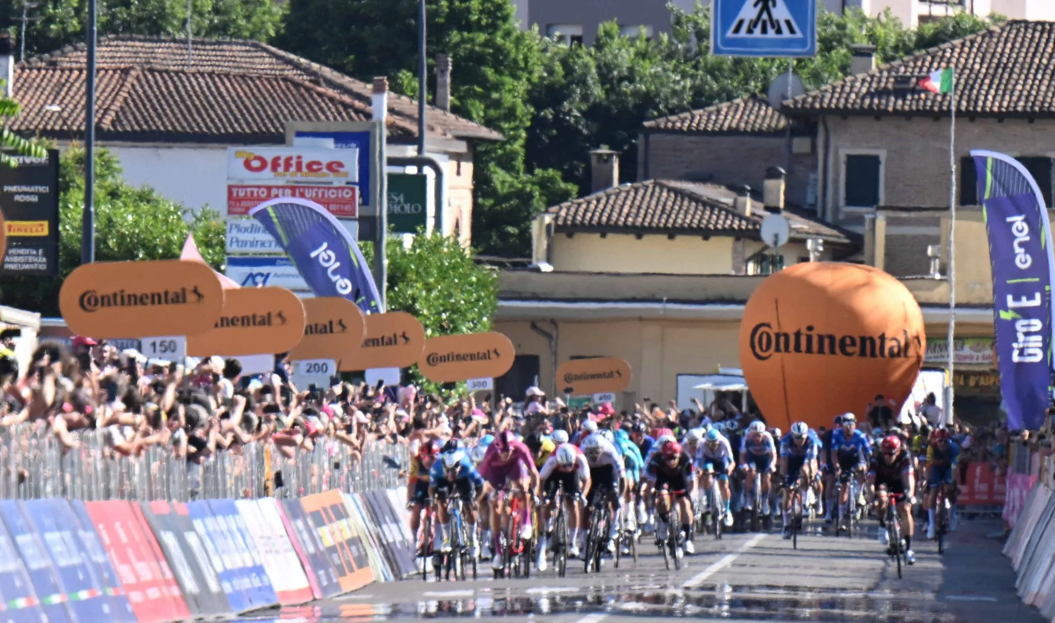 Parte médico y bajas del Giro de Italia 2024 | Actualización Etapa 15: Solamente un abandono tras una jornada infernal