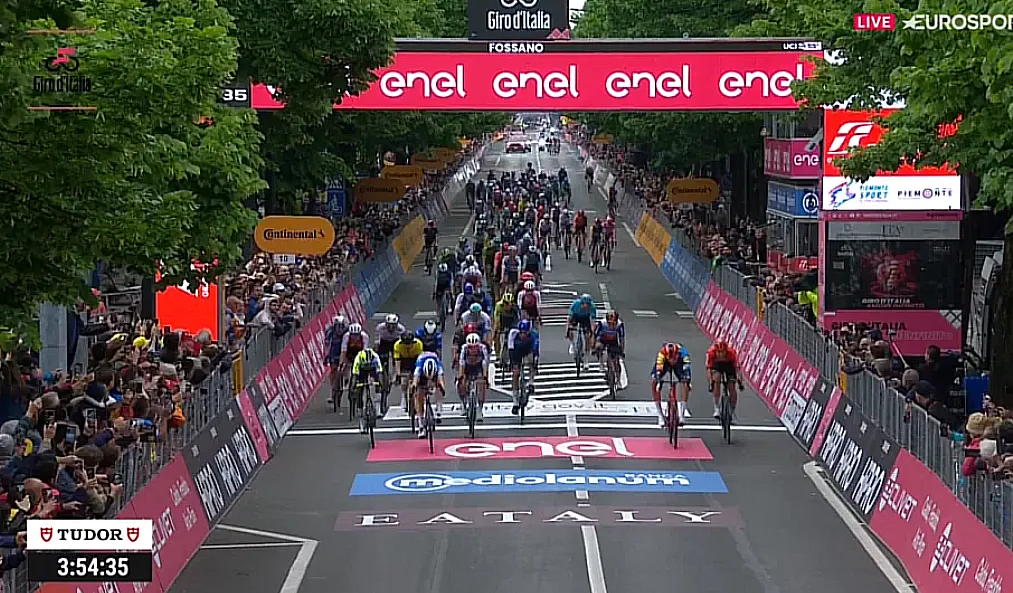 Así vivimos en directo la etapa 3 del Giro de Italia 2024 | Tim Merlier se llevó el primer esprint a pesar del ataque de Pogacar