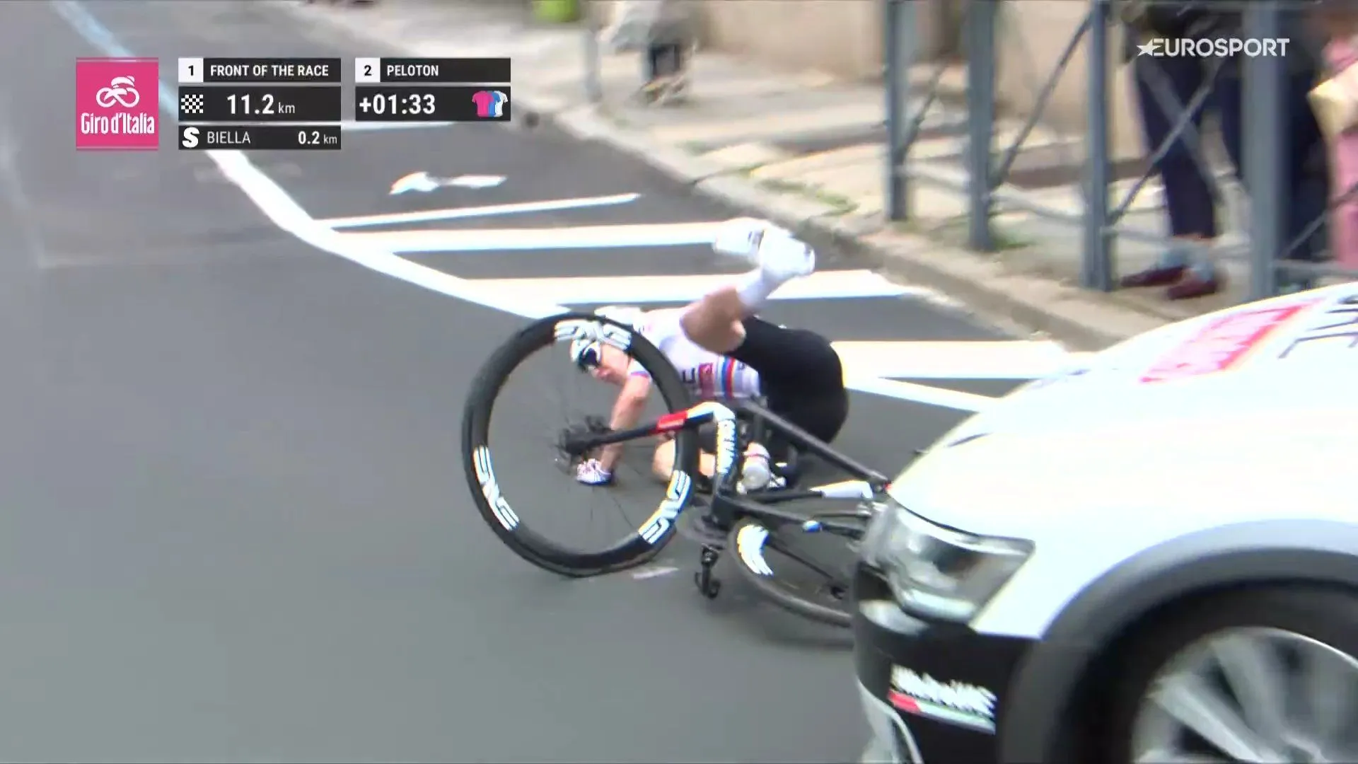 VÍDEO: ¡Tadej Pogacar sufre un accidente a 10 km de la meta de la etapa 2 del Giro de Italia!