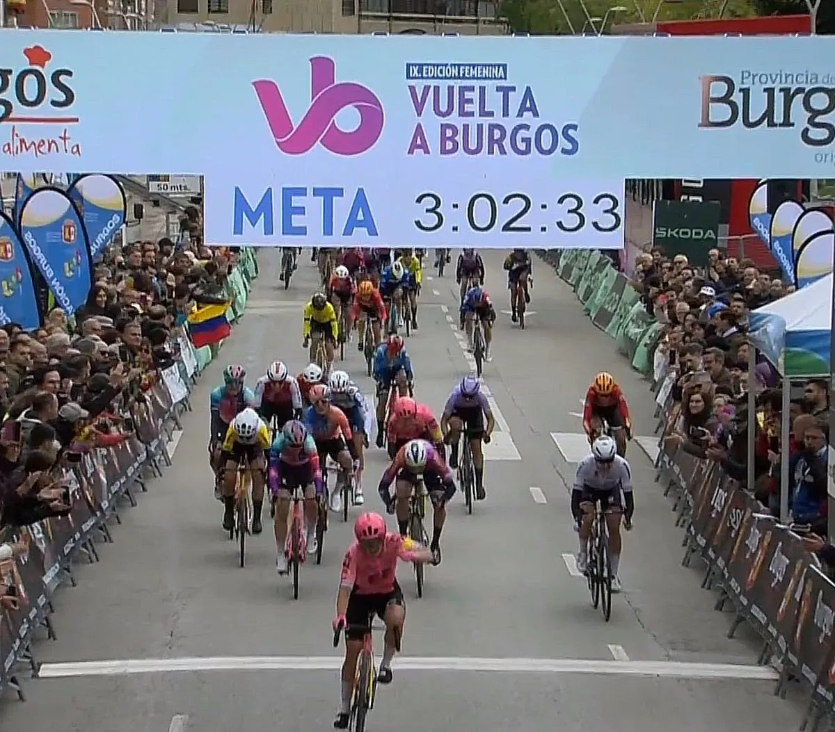 Lotta Henttala gana la etapa 1 de la Vuelta a Burgos Feminas en un final donde Elisa Balsamo sufrió una brutal caída contra las barreras