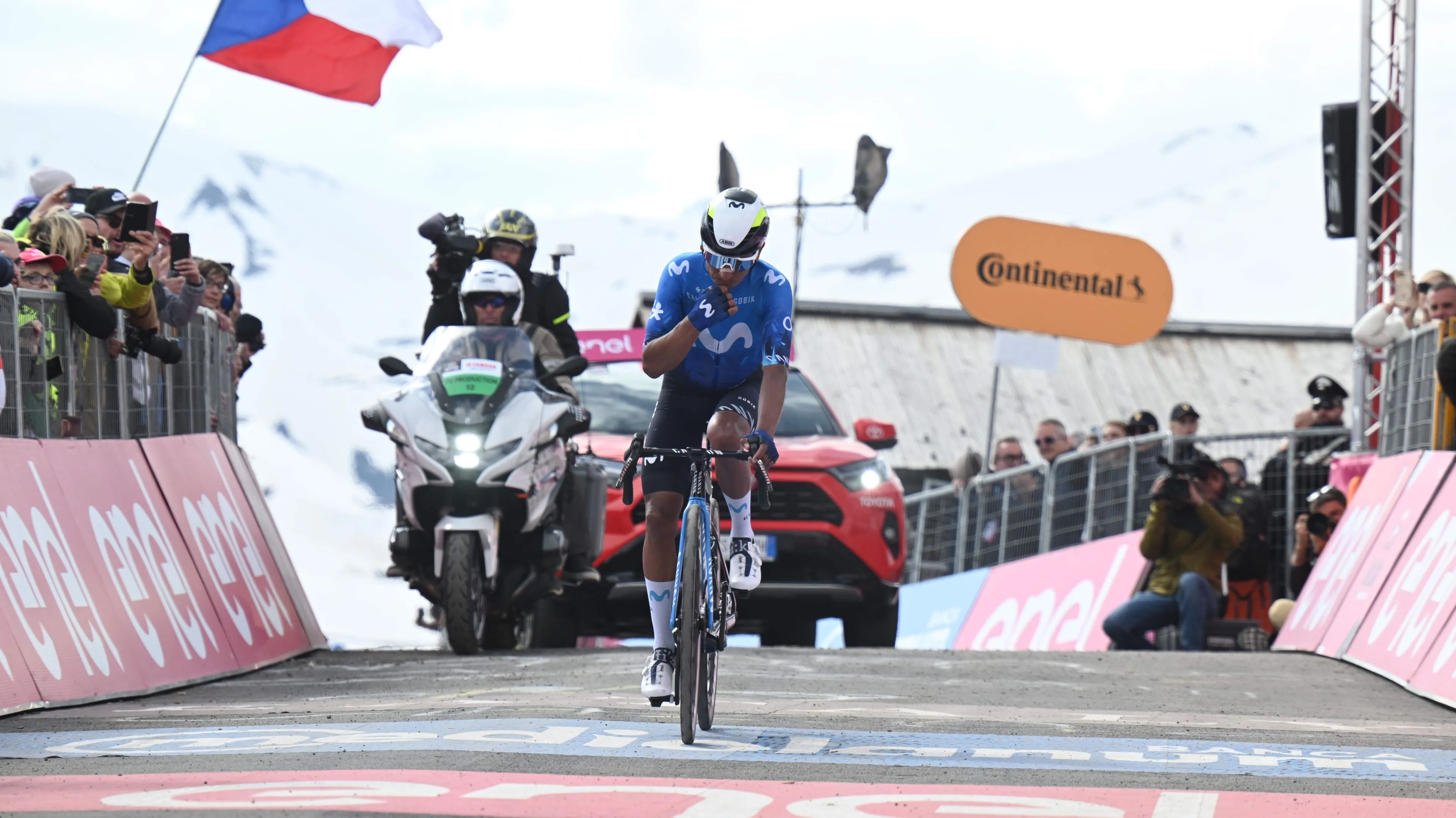 Nairo Quintana, premiado por el Giro de Italia con el trofeo al corredor más combativo por su exhibición en la etapa reina