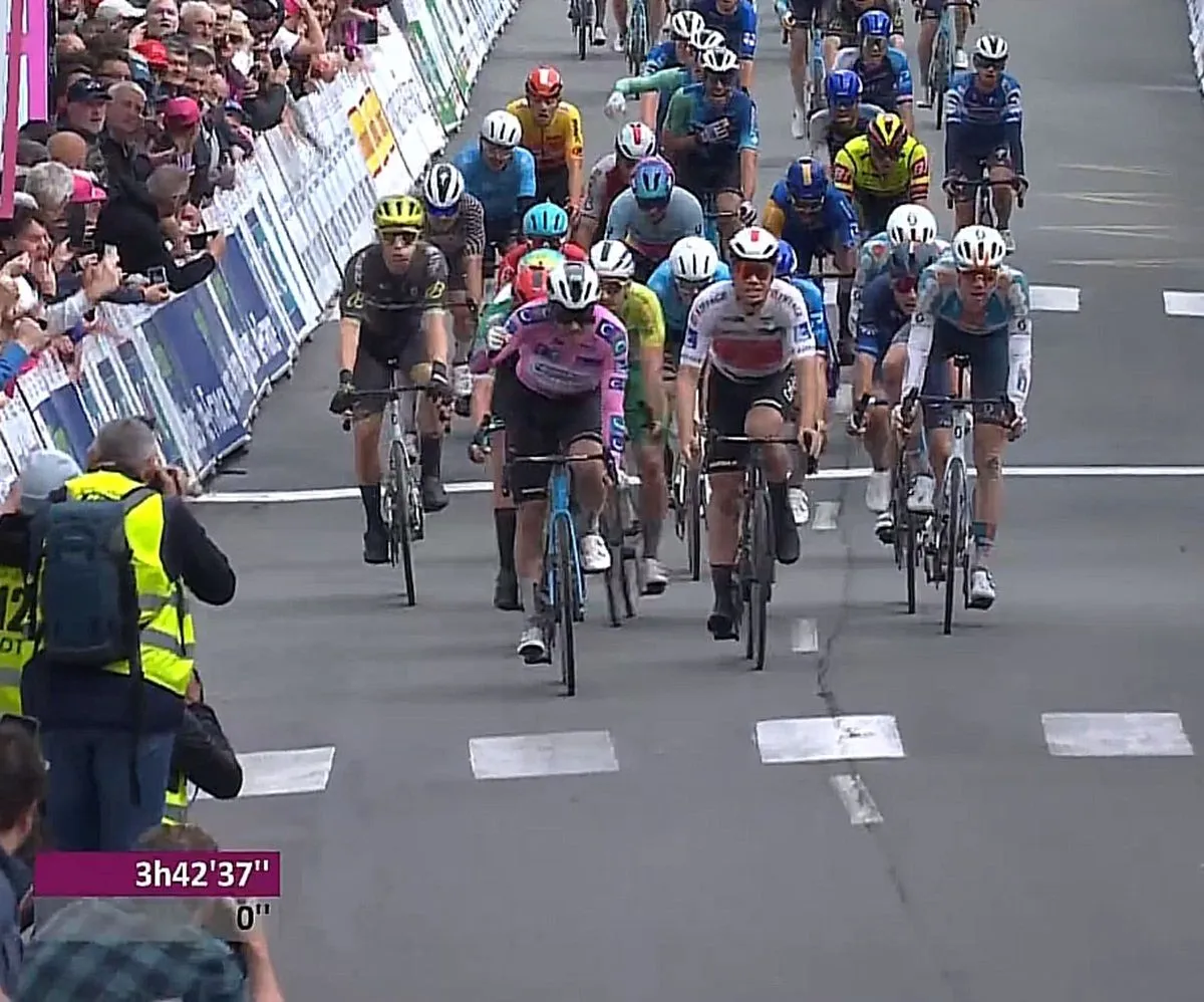 Sam Bennet consigue su segundo triunfo consecutivo y ya brilla en los 4 Días de Dunkerque 2024