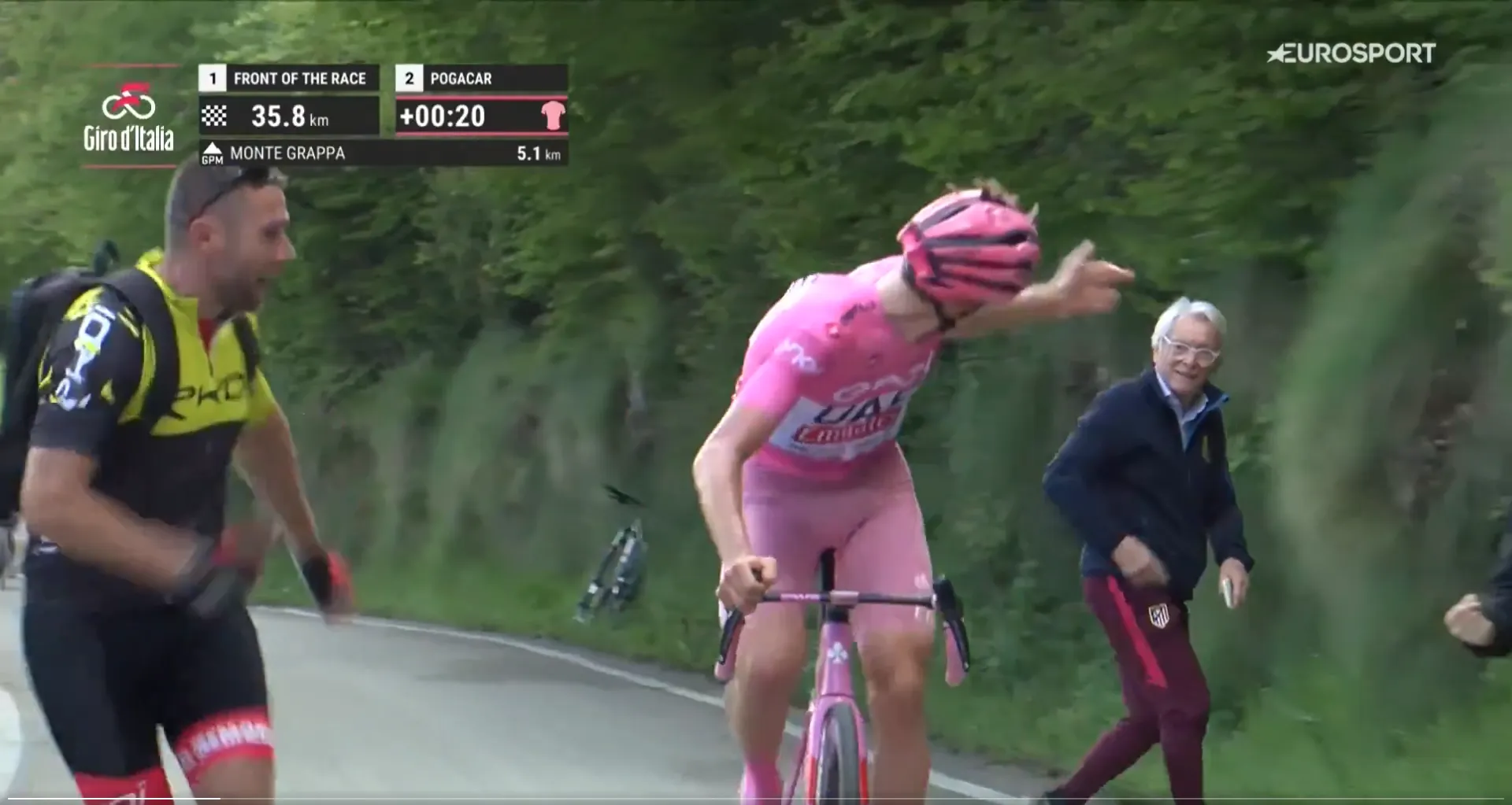 VÍDEO: ¡Tadej Pogacar explota contra el clásico tonto que casi lo tira en plena ascensión al Monte Grappa!