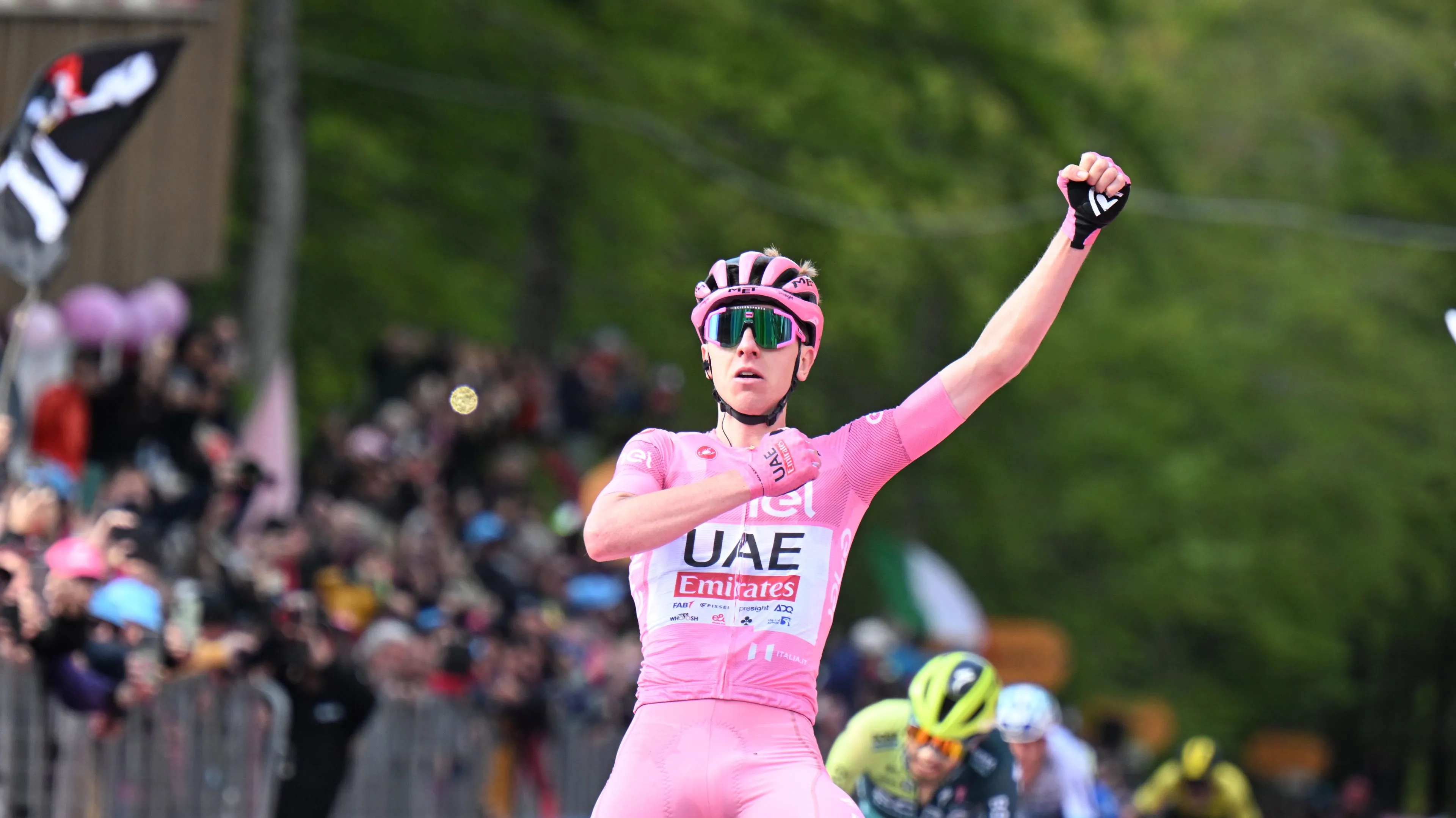 ¡Es un caníbal! Tadej Pogacar se lleva al sprint la primera etapa de alta montaña del Giro de Italia