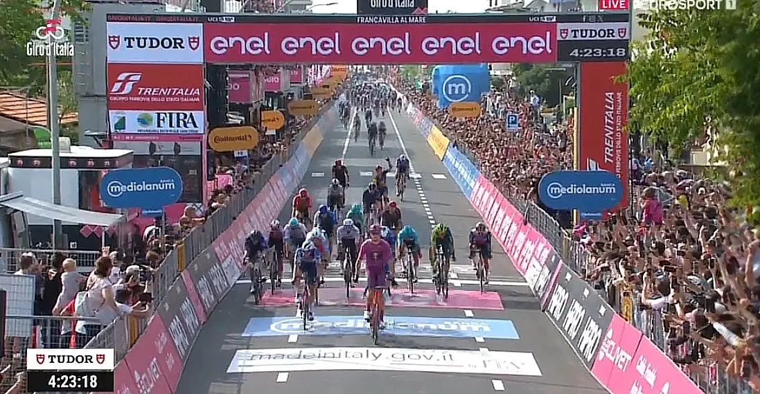 Así hemos vivido en directo la etapa 11 del Giro de Italia 2024: Jonathan Milan venció en un esprint final con caída en el pelotón