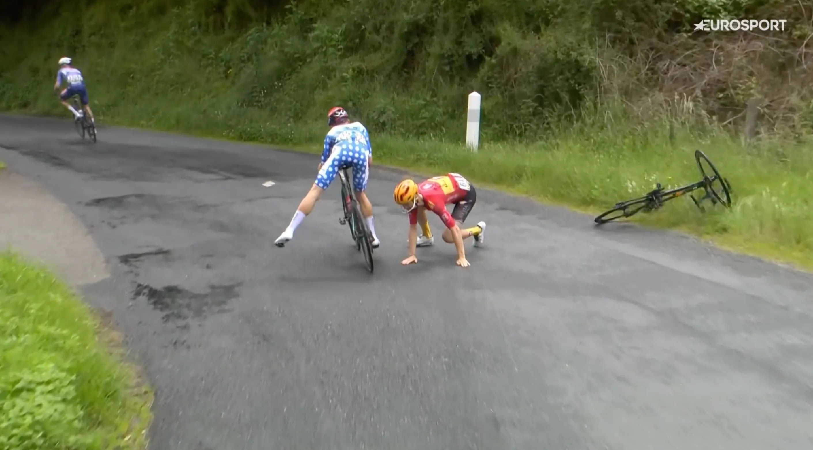 EN DIRECTO | Etapa 5 Criterium du Dauphiné 2024 - Caída en la cabeza de carrera: 3 min con el pelotón a 75 de meta