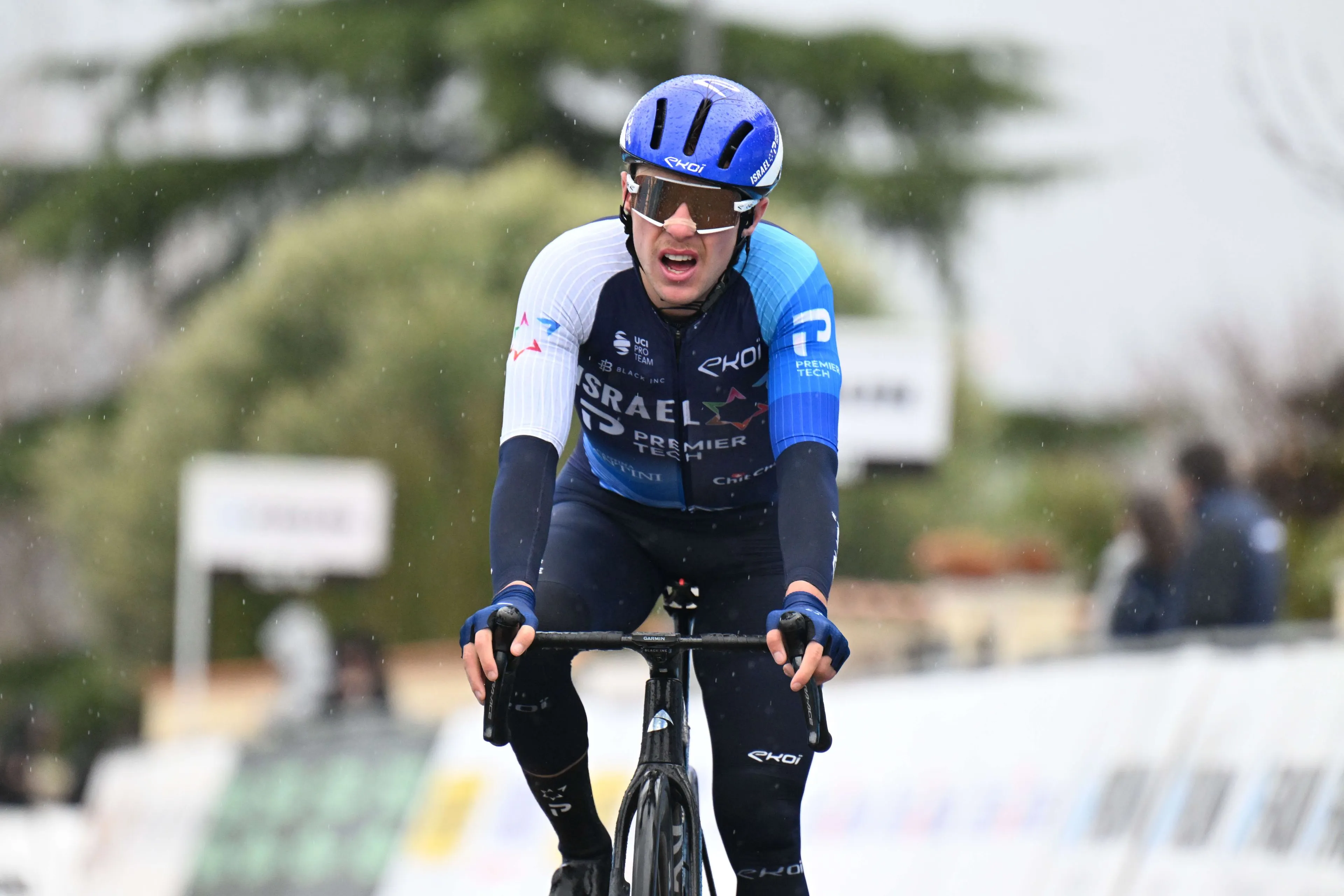 Corbin Strong se lleva una espectacular victoria bajo la lluvia en el Giro del Veneto 2024