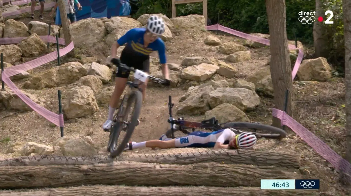 VÍDEO: ¡Terrorífica caída de la francesa Loana Lecomte en la prueba femenina de Mountain Bike de los Juegos Olímpicos!