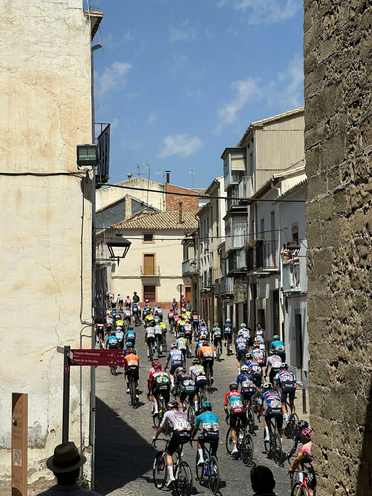 EN DIRECTO | Etapa 8 Vuelta a España 2024: ¡Los ciclistas salen de Úbeda en una jornada rompepiernas que puede reventar la general!