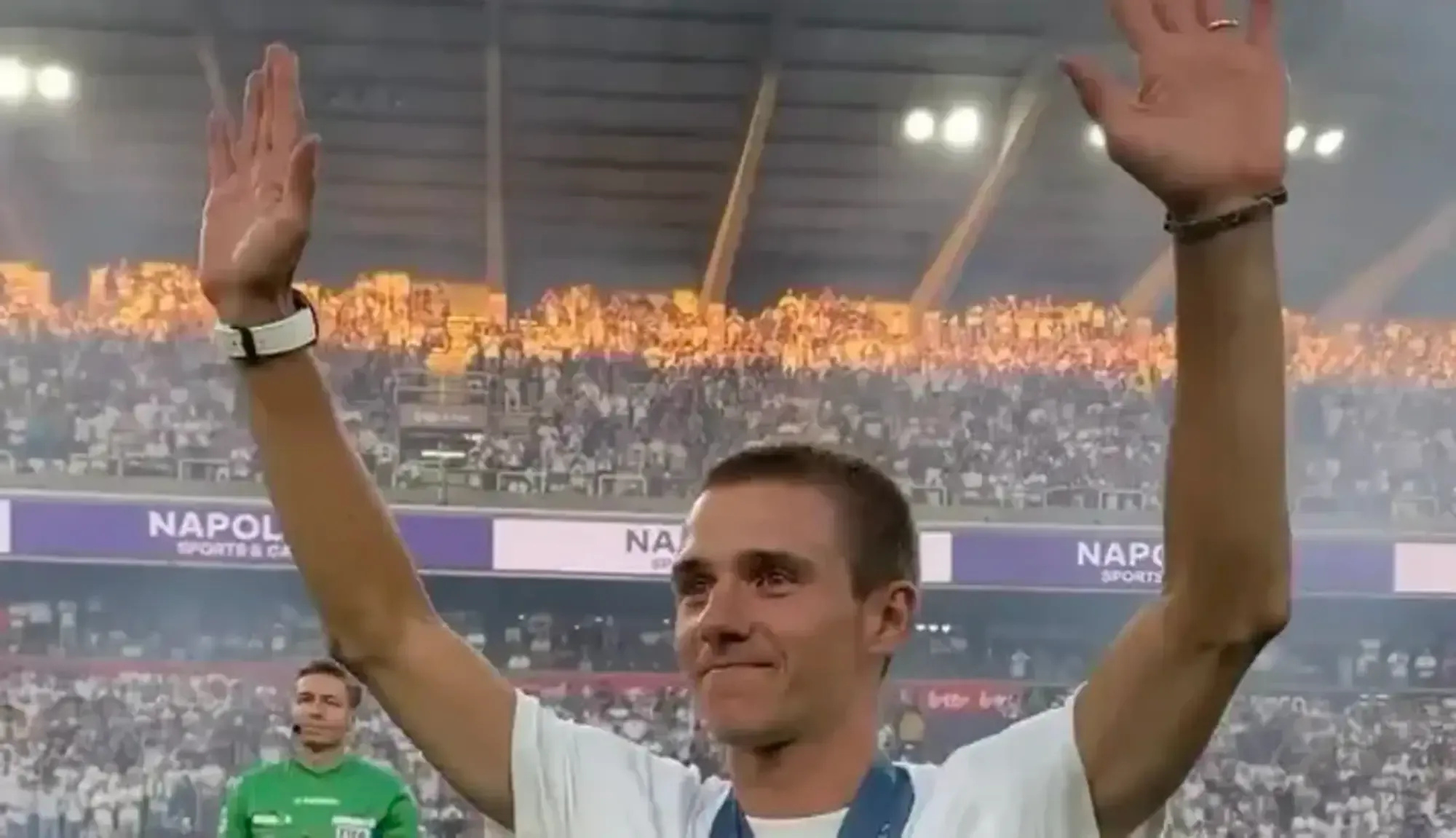 Bélgica homenajea a Remco Evenepoel en el estadio del Anderlecht, ante la orgullosa mirada de Eddy Merckx