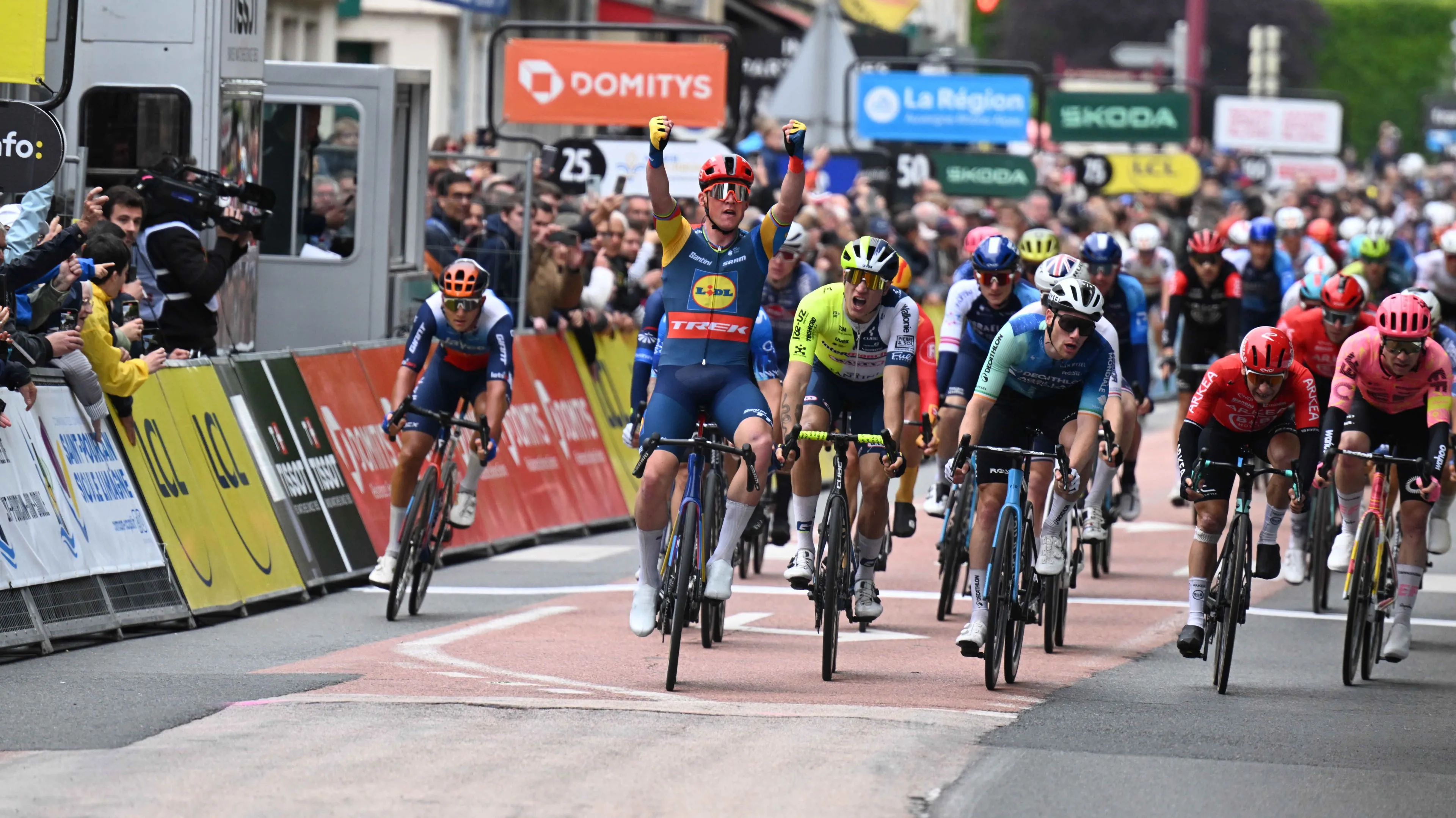 Mads Pedersen se impone a Mathieu van der Poel en el Tour de Luxemburgo; Juan Ayuso lo intentó