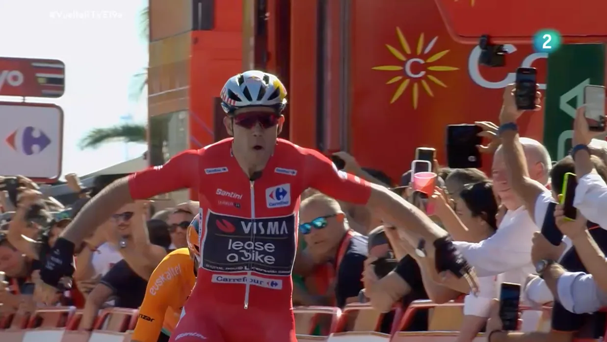 Un colosal Wout van Aert se impone en la tercera etapa de la Vuelta a España