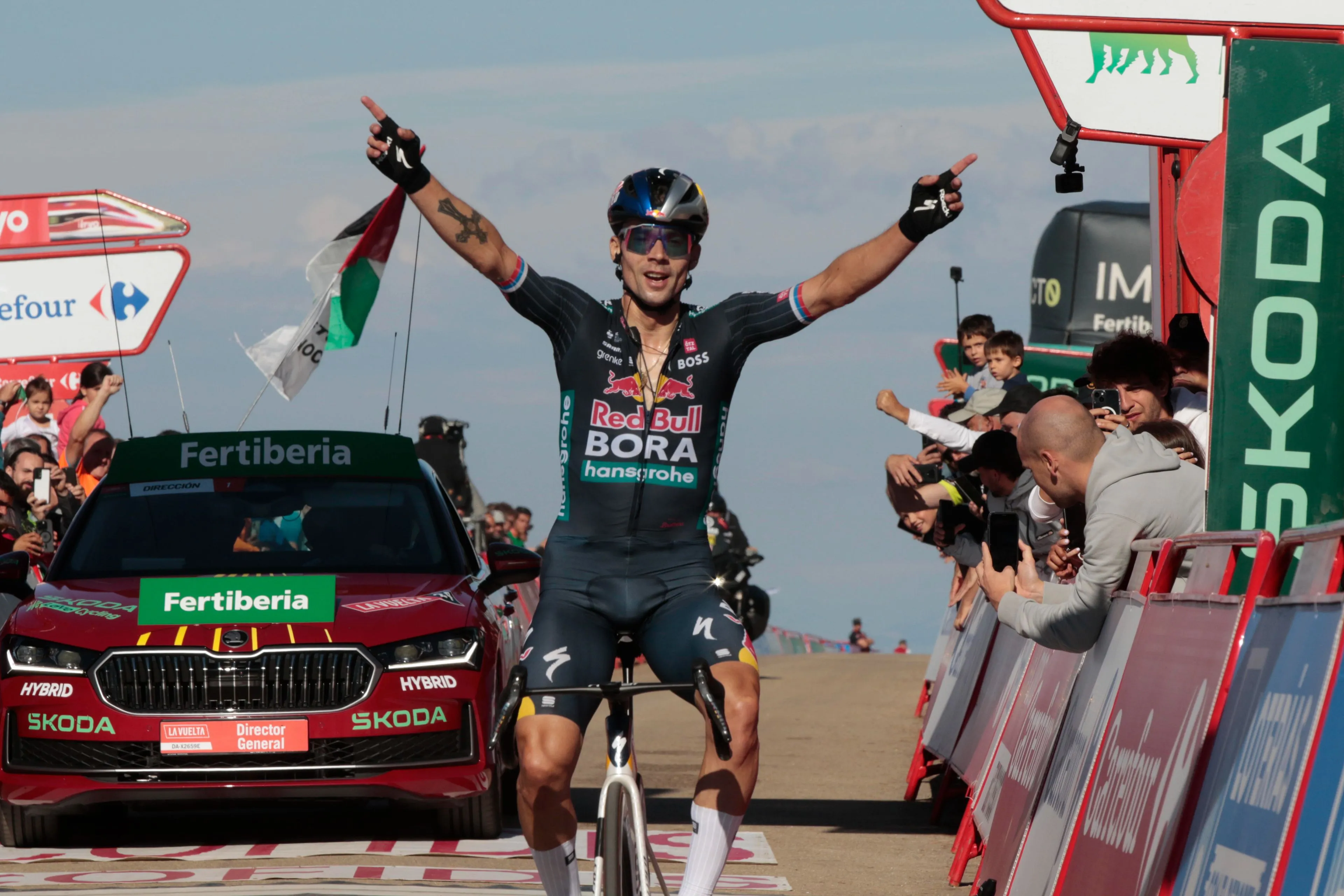Primoz Roglic, medio en broma medio en serio: "Elegiré carreras en las que no esté Tadej Pogacar para poder ganar"