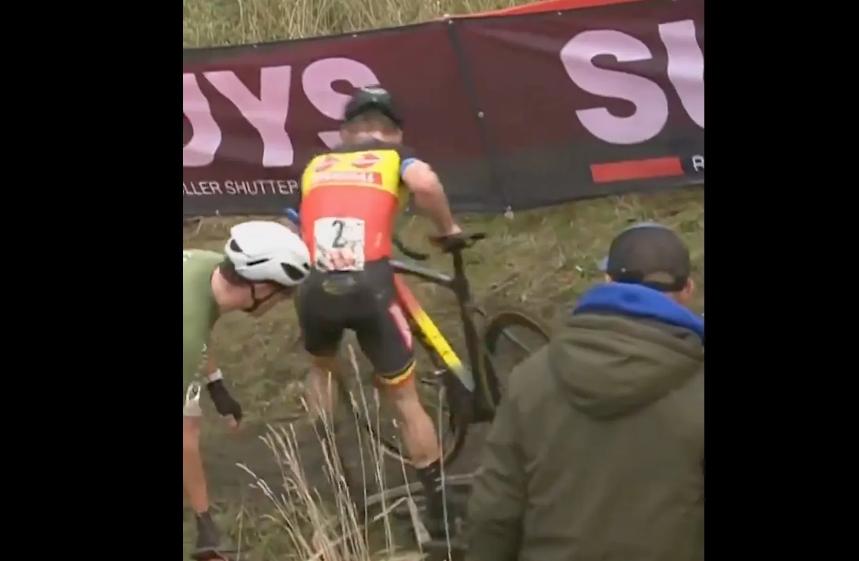 ¡Multazo y suspensión para Eli Iserbyt tras su lamentable pisada de bici a Ryan Kamp!