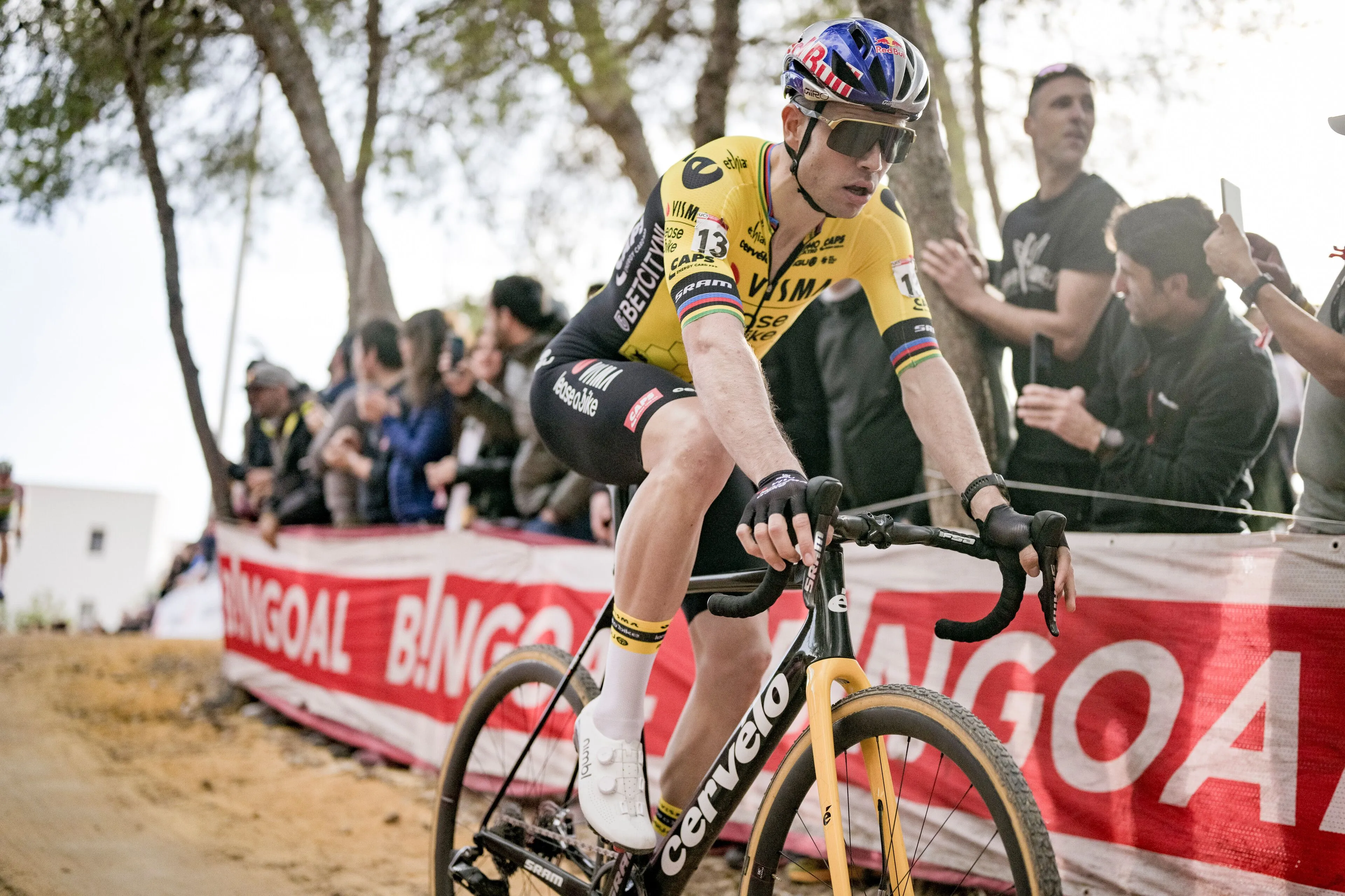 Un médico especialista advierte a Wout van Aert sobre su lesión de rodilla: "Acelerar la recuperación está fuera de lugar"