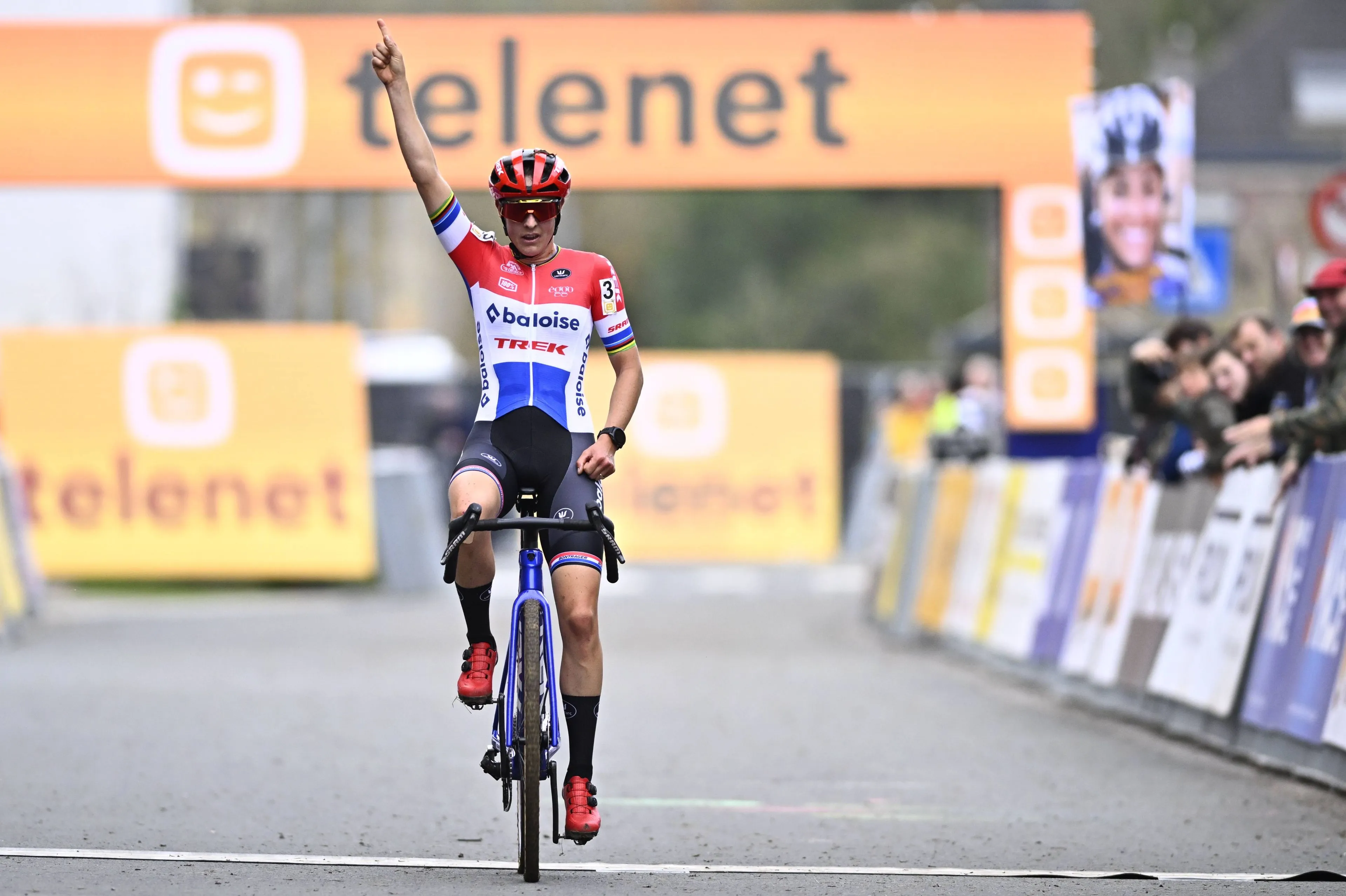 Una Lucinda Brand imparable se lleva el Superprestige de Guellegem; Alvarado y Backstedt completan el podio