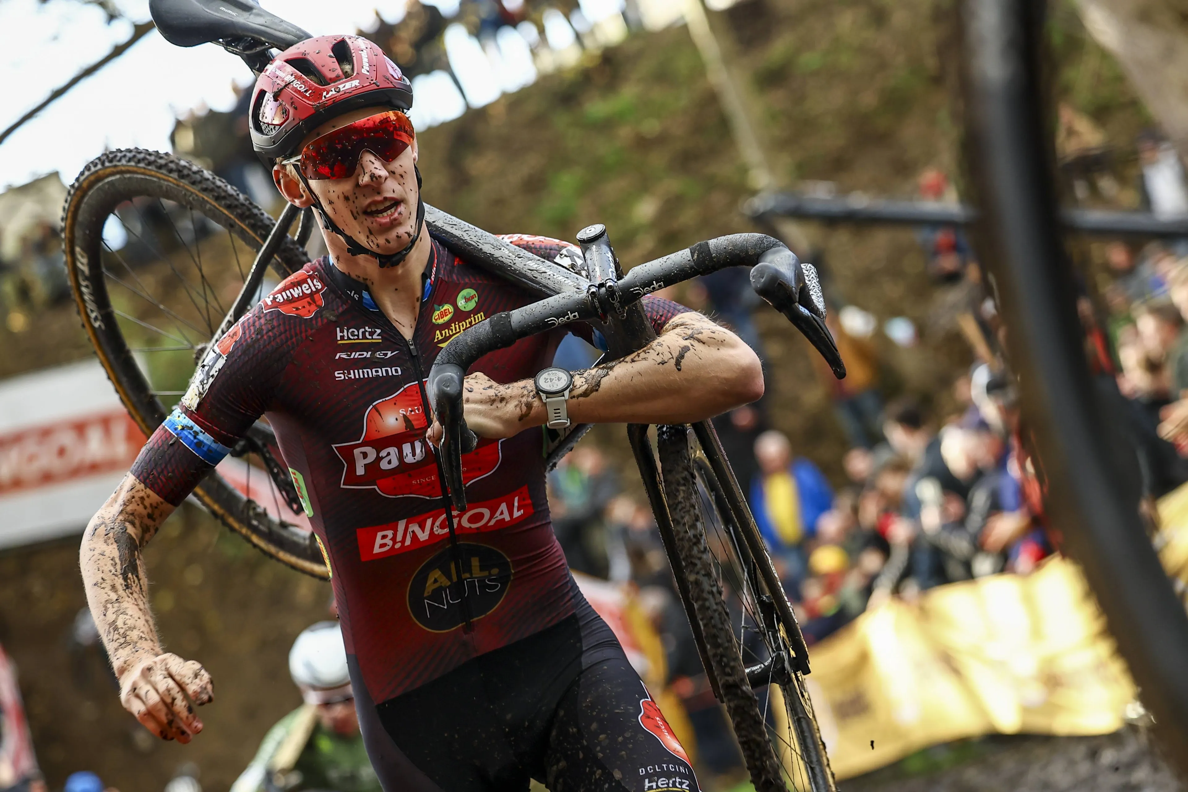 Michael Vanthourenhout logra una impresionante victoria en Herentals tras una carrera muy física