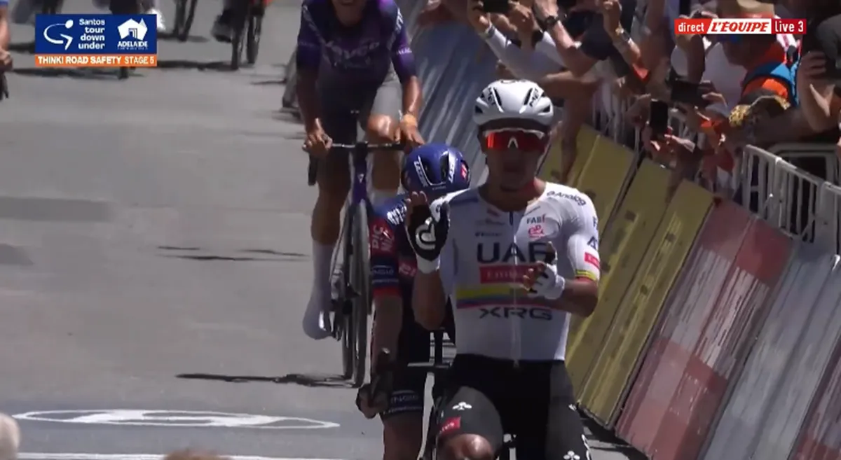 Jhonatan Narváez gana la etapa reina del Tour Down Under y le arrebata el liderato a un valiente Javier Romo