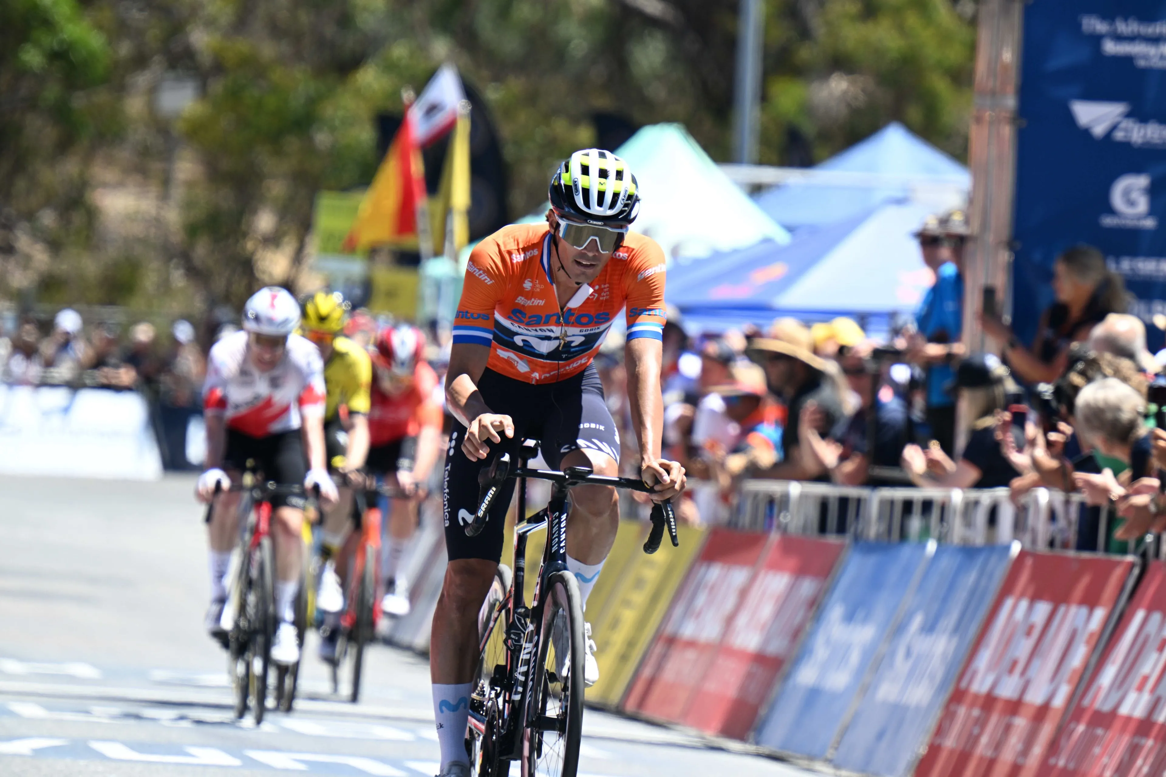 Javi Romo, ciclista de Movistar Team, con el maillot ocre del TDU 2025