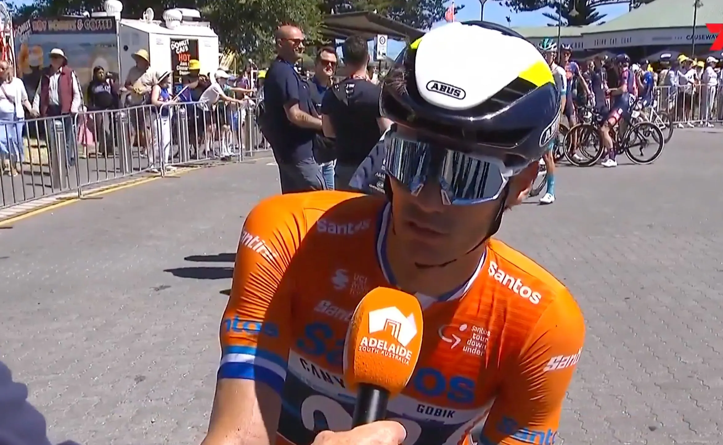 Javier Romo, tras defender el ocre en el Tour Down Under: "No es normal ver a Movistar liderando una carrera para mantener un jersey"