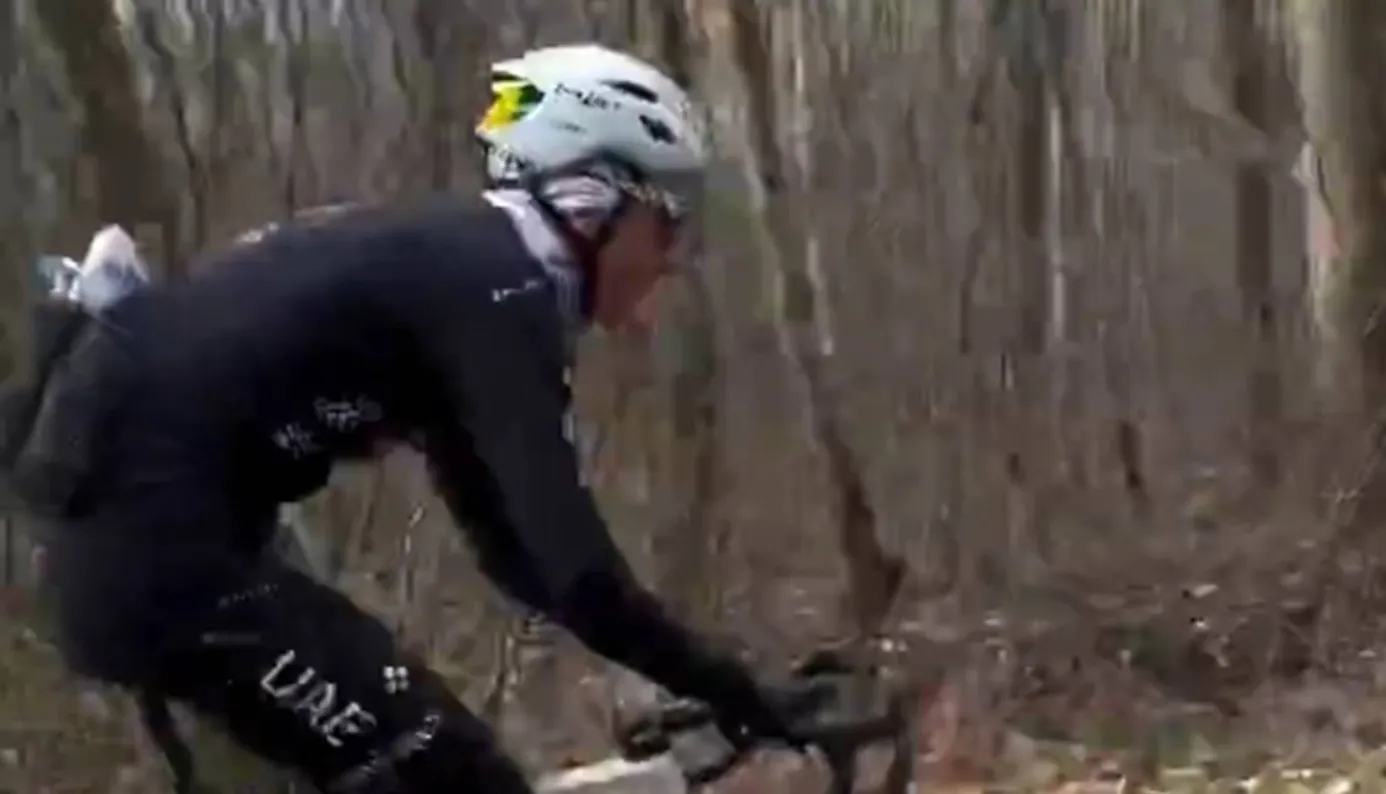 VÍDEO | Tadej Pogacar, explorando el recorrido de la París-Roubaix en pleno Trouée d'Arenberg