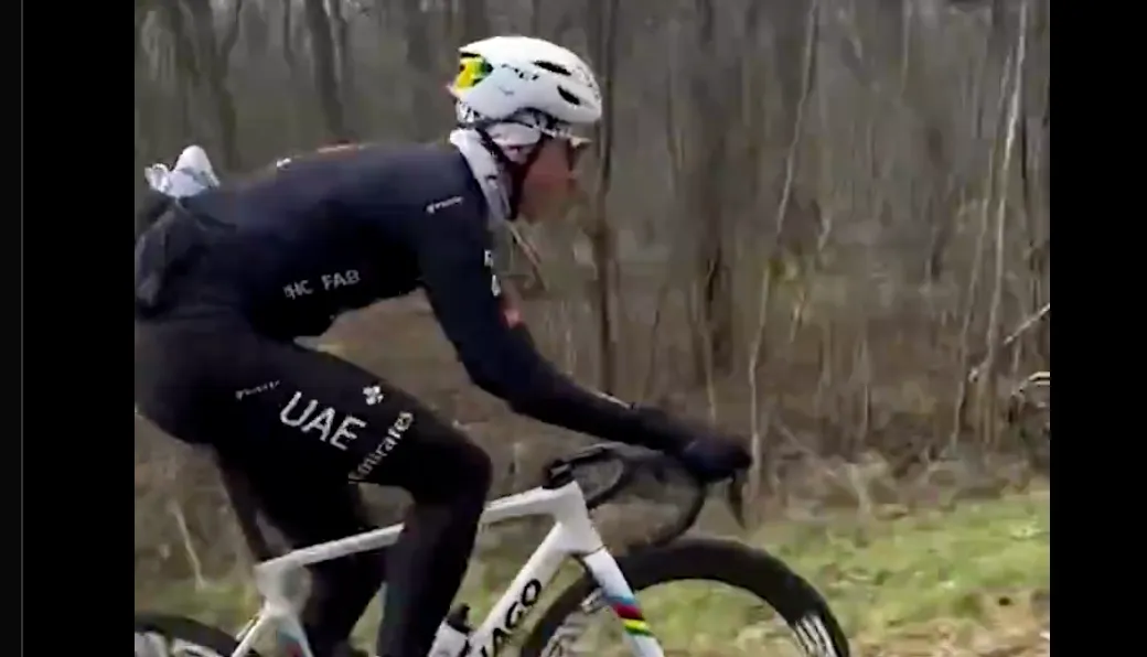 VÍDEO | Tadej Pogacar, explorando el recorrido de la París-Roubaix en pleno Trouée d'Arenberg