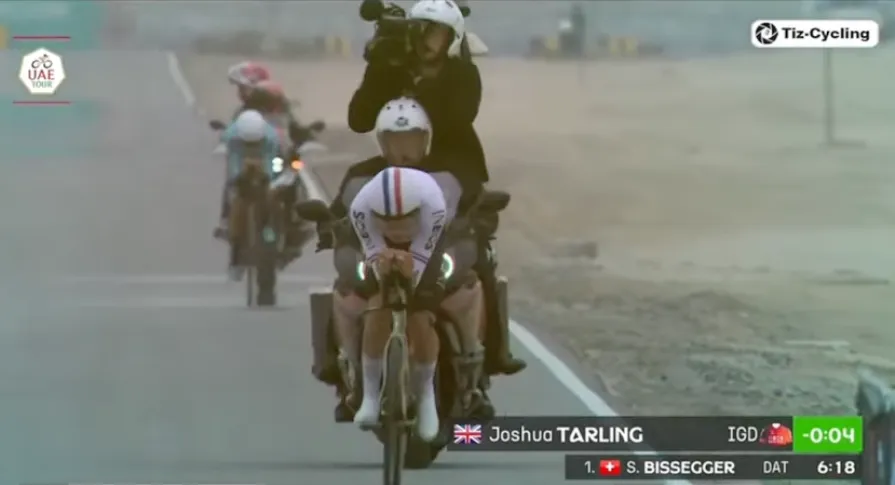 ¡Joshua Tarling se corona pasando por encima de Tadej Pogacar en la crono del UAE Tour!