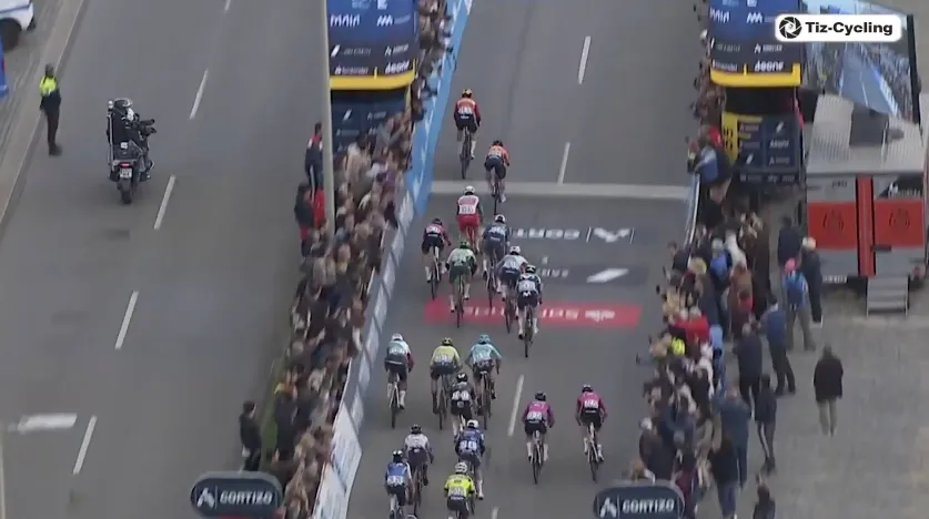 Victoria para Magnus Cort Nielsen al sprint en la primera etapa de O Gran Camiño 2025