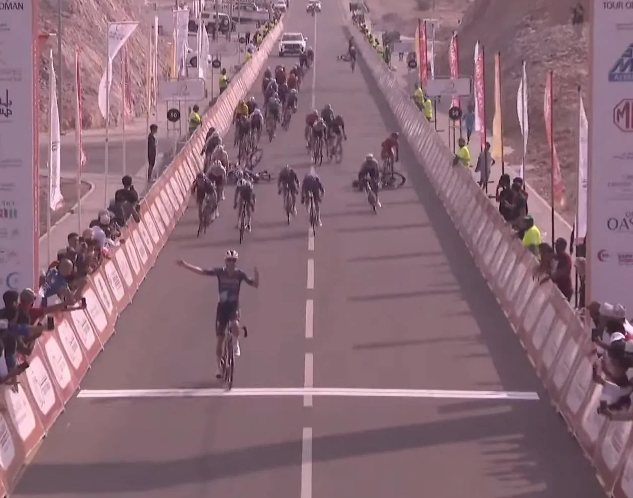 Louis Vervaeke gana la etapa 2 del Tour de Omán con caída peligrosa al final de Ruben Guerreiro
