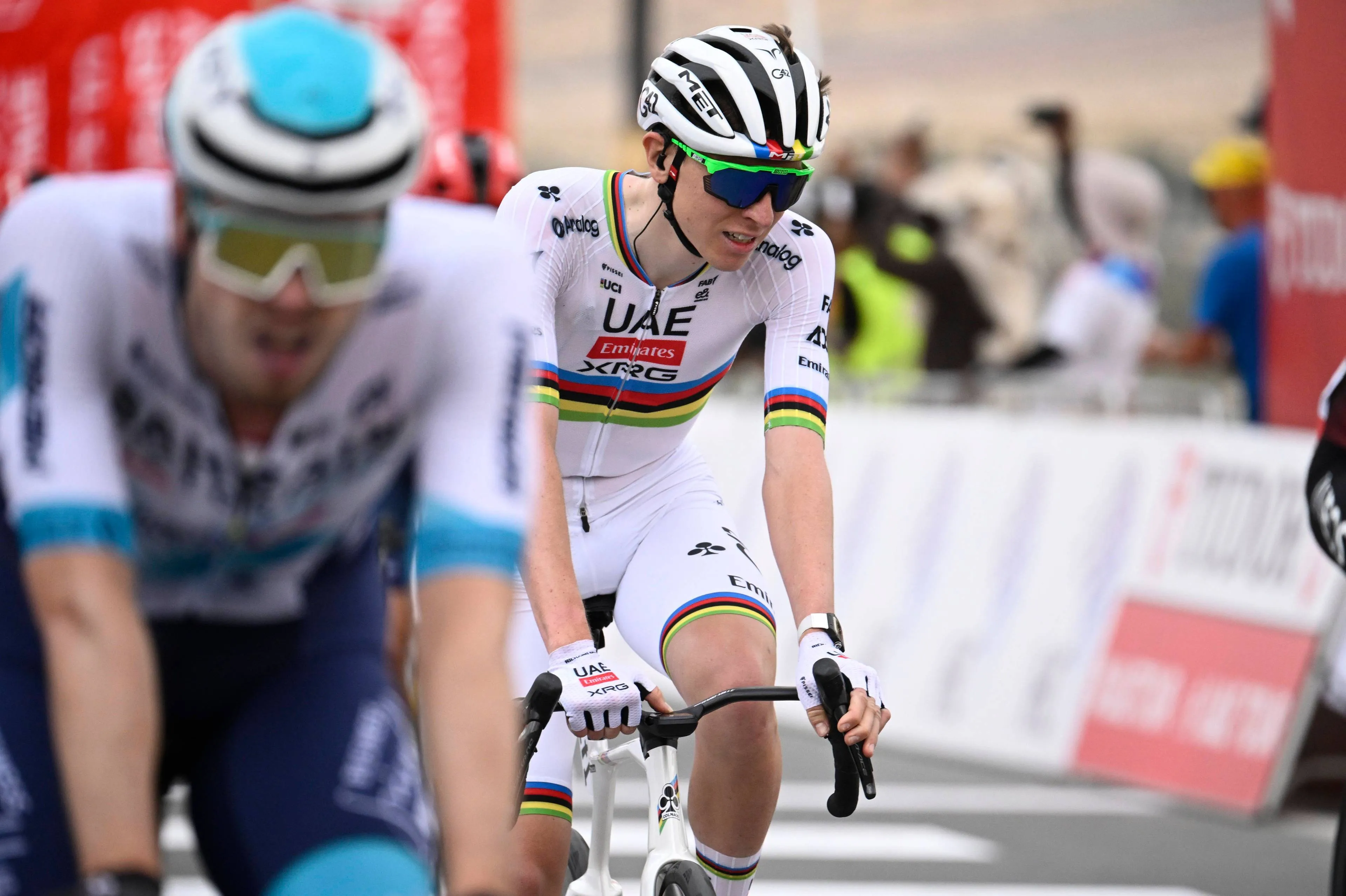 EN DIRECTO | Etapa 6 UAE Tour 2025: ¡La fuga se mantiene rondando los 2:30 de ventaja!