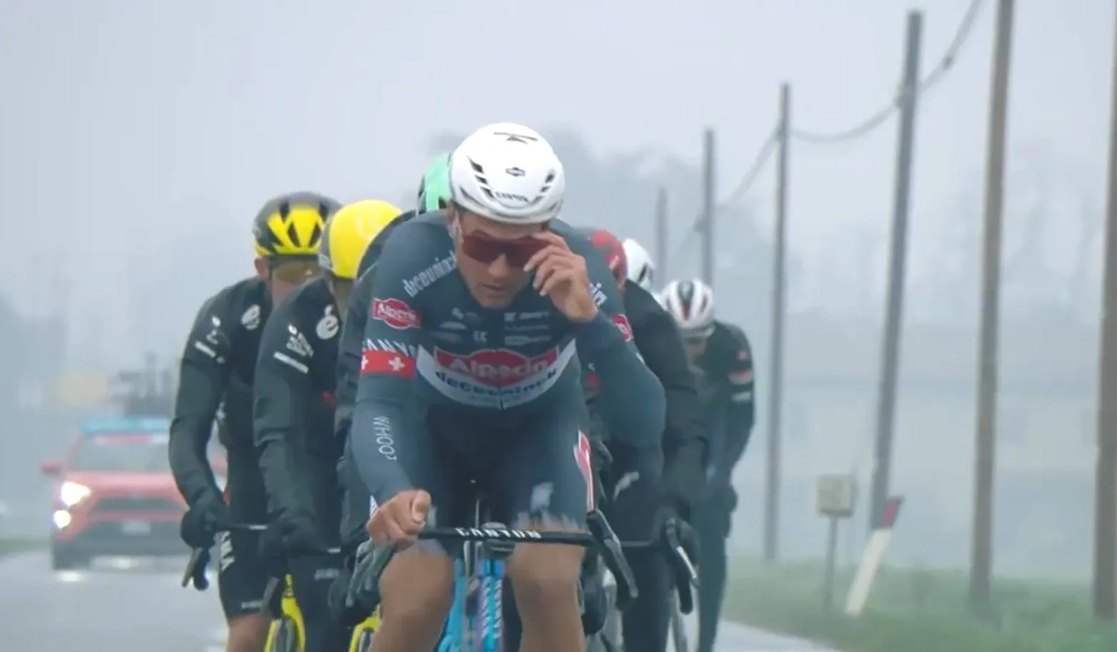 EN DIRECTO | Milán-San Remo 2025: ¡Un héroe de Alpecin le hace la vida imposible a la fuga!