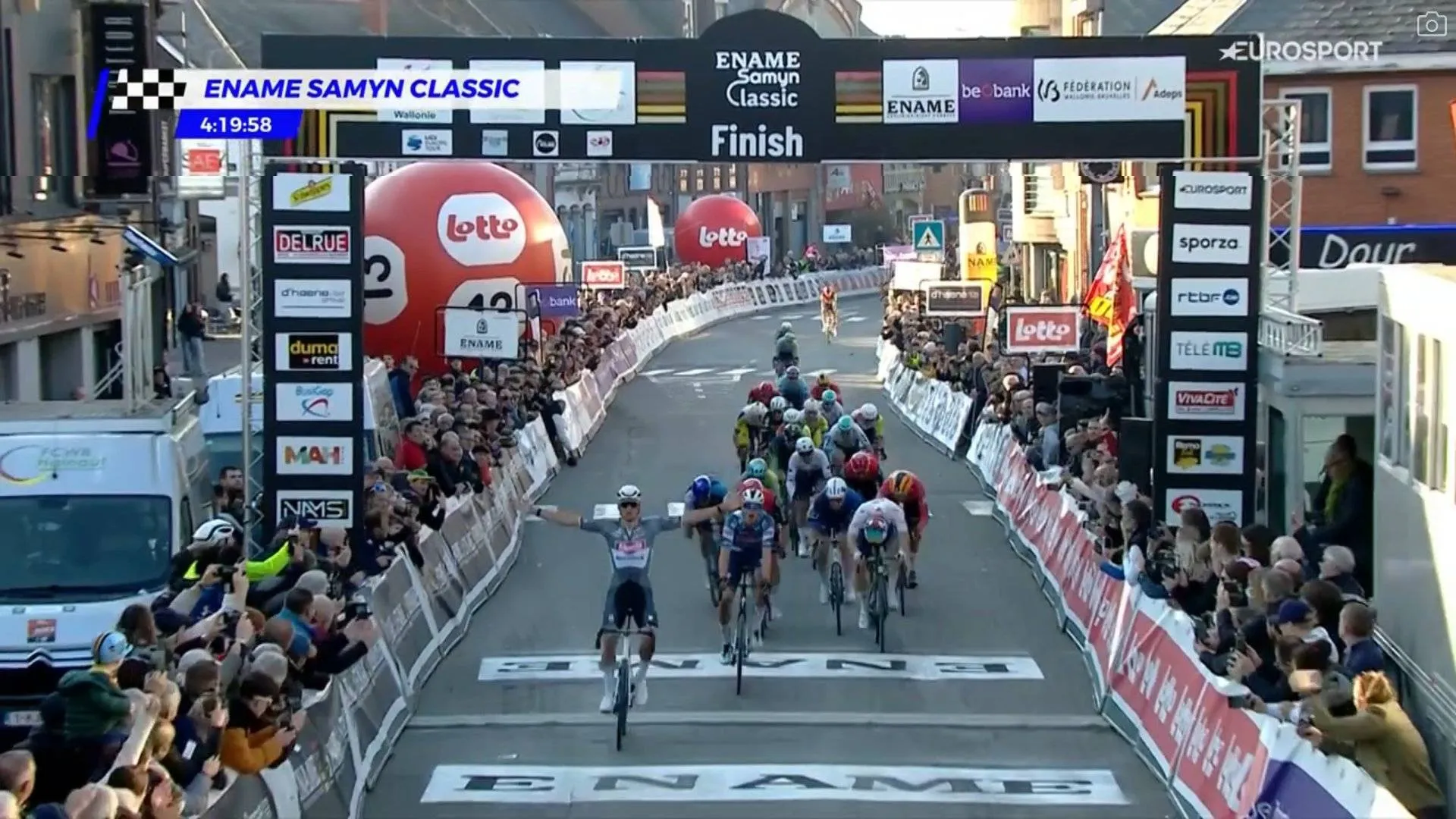 ¡La bestia ha vuelto! Mathieu van der Poel gana Le Samyn en su debut en 2025