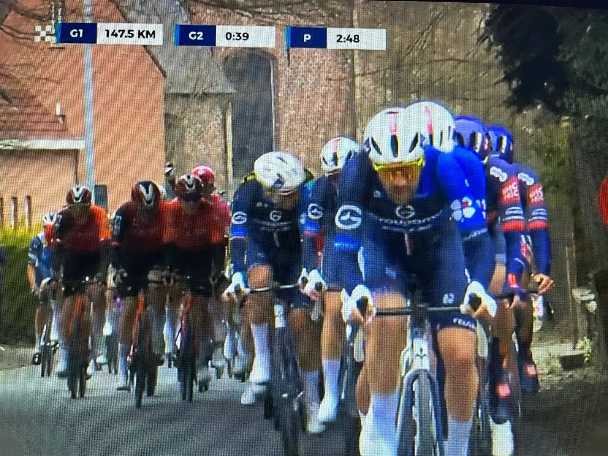 En DIRECTO | E3 Saxo Classic 2025: ¡Van der Poel y Van Aert rebajan la desventaja a 2'!