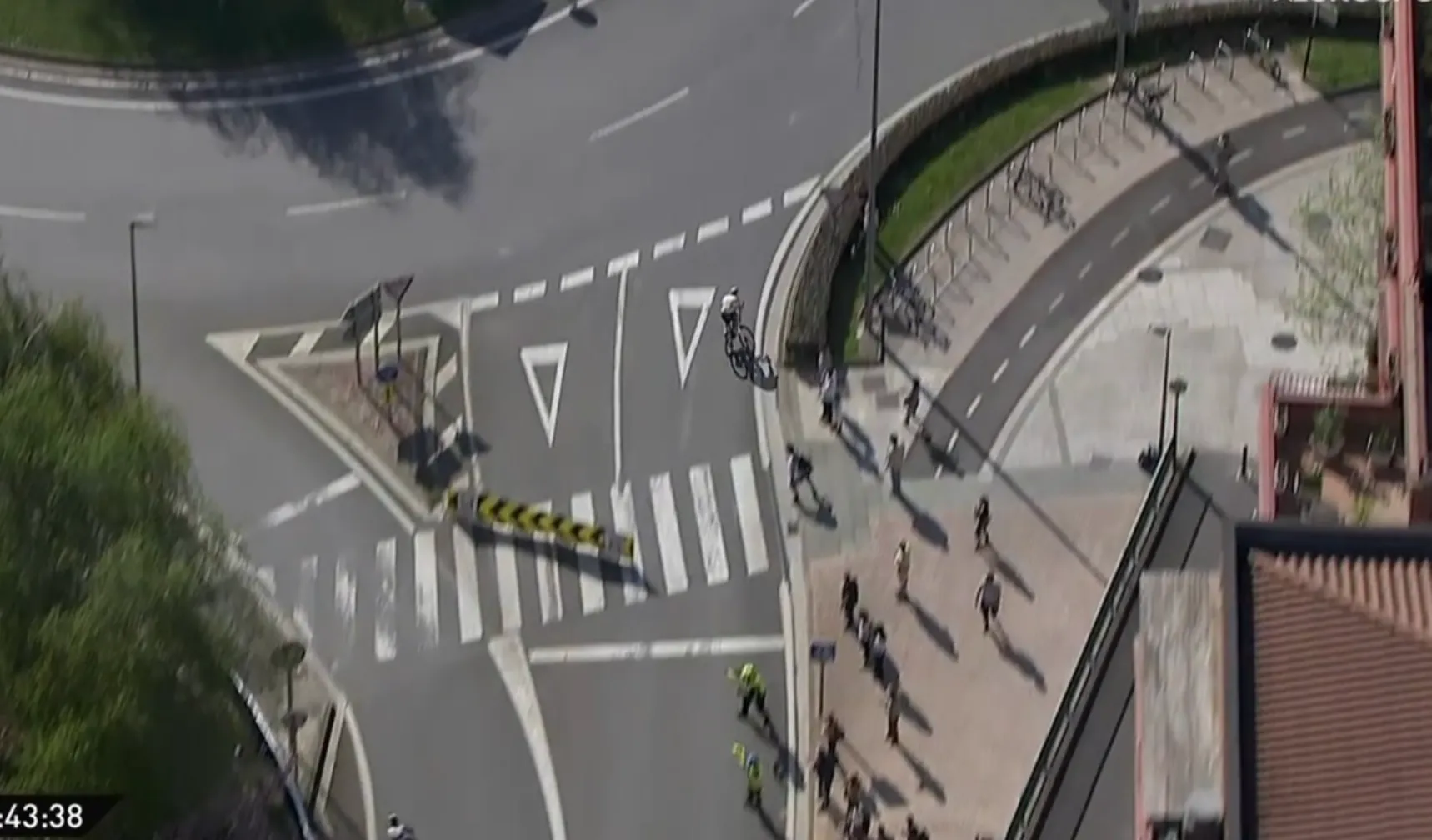 ¡Alex Aranburu es descalificado y Romain Gregoire se lleva la etapa de la Itzulia!