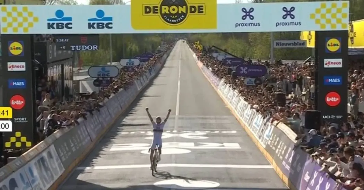 Un descomunal Pogacar revienta a Van der Poel para reinar en su segundo Tour de Flandes