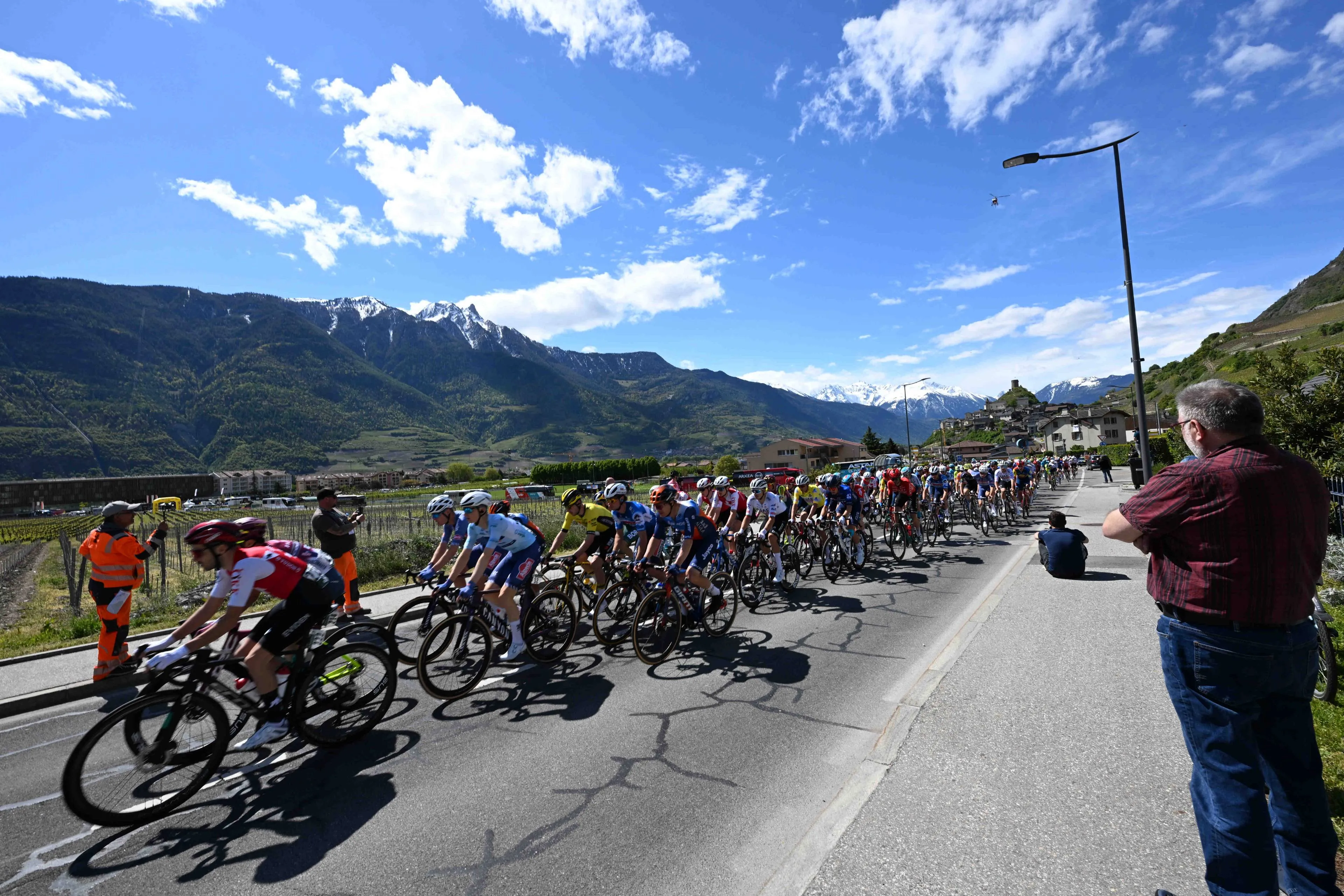 En DIRECTO | Etapa 3 Tour de Romandía 2025: Nuevo día rompepiernas con un final para puncheurs