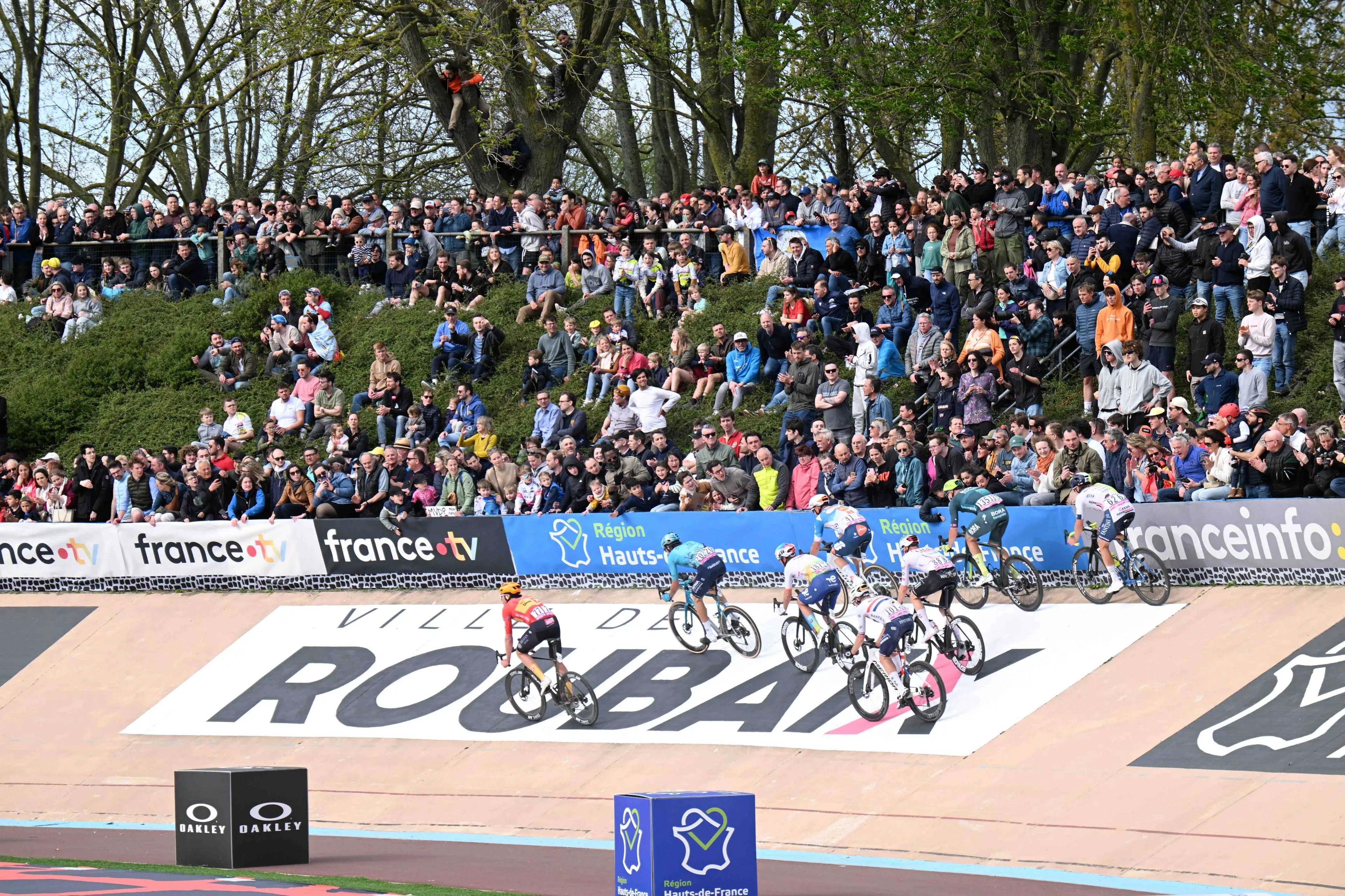 En DIRECTO | París-Roubaix 2025: ¡Tensión enorme en los sectores de pavé!