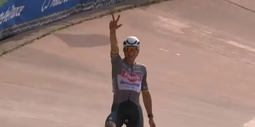 ¡Hat-trick histórico! Mathieu van der Poel gana la París-Roubaix por una caída de Pogacar