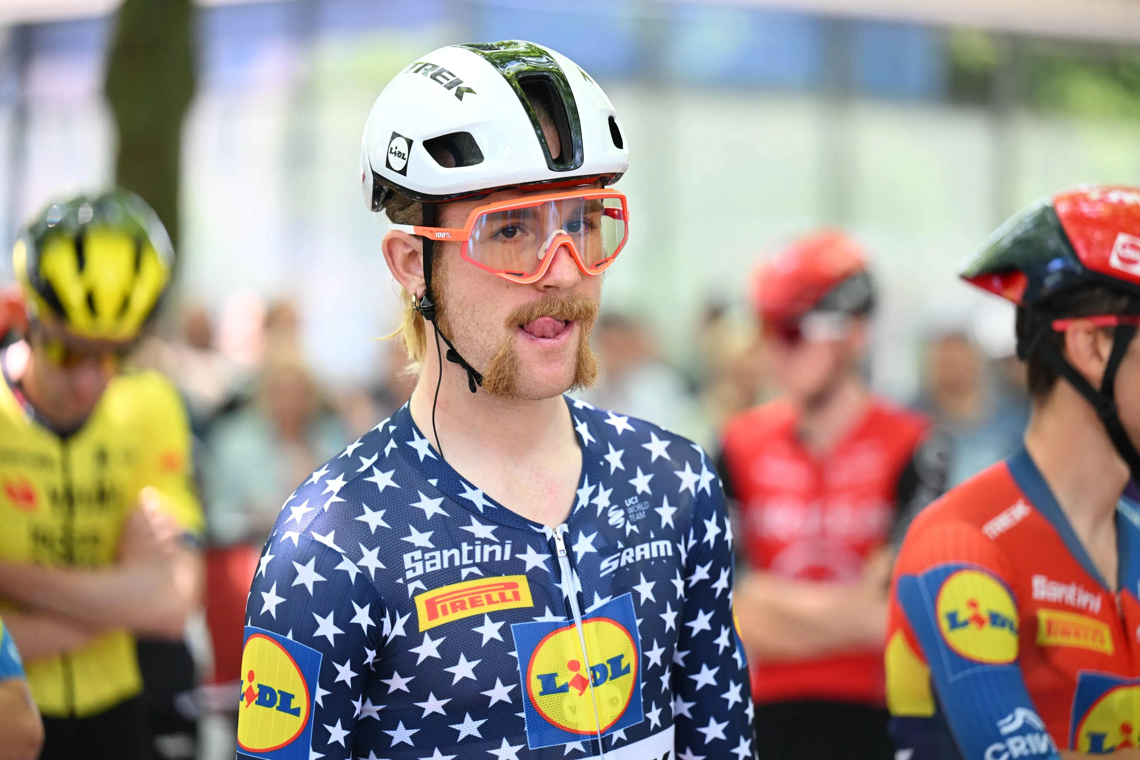 Quinn Simmons, con gafas rosas, casco blanco y maillot de campeón americano