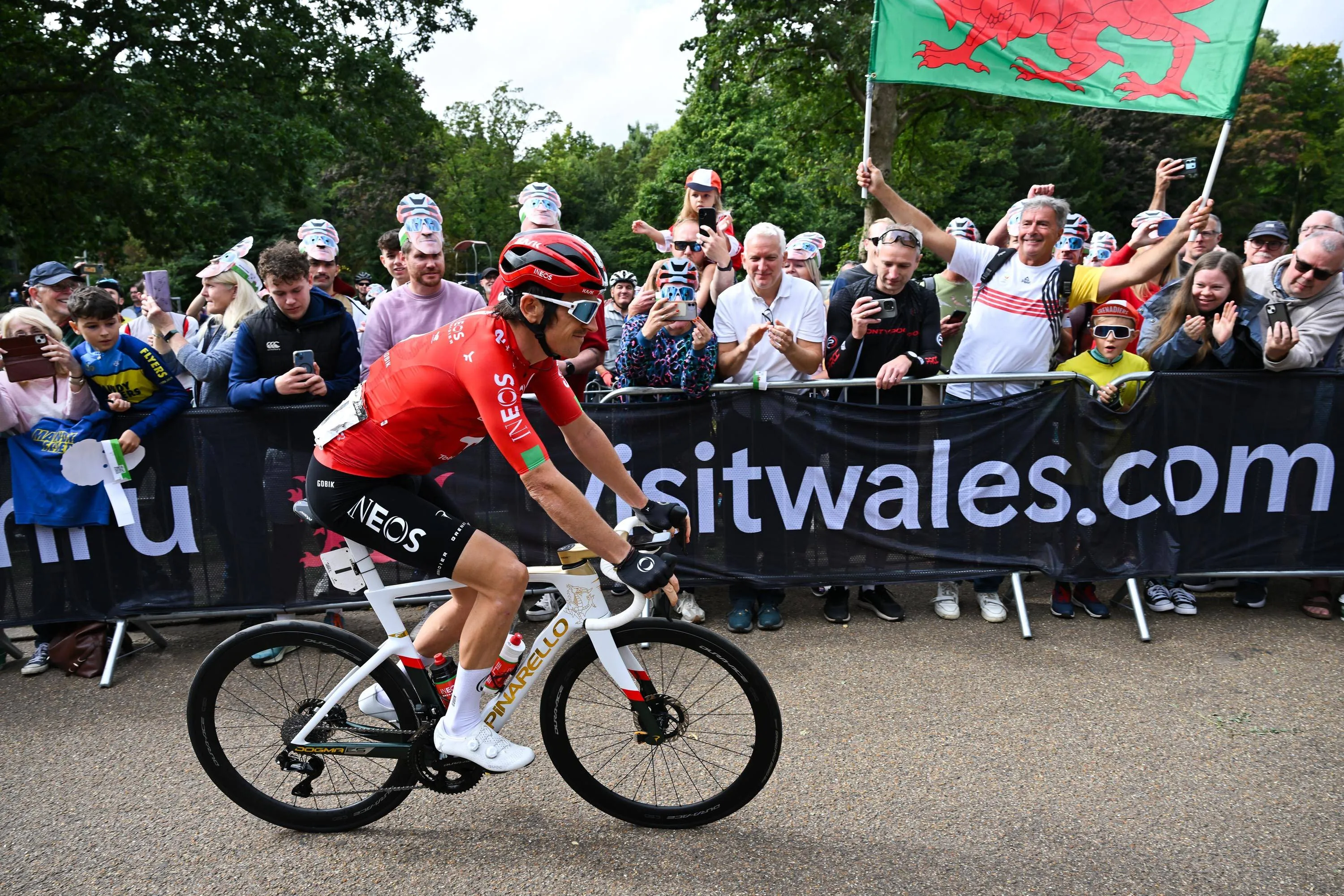 Crowds greet Geraint Thomas in Pontypool Park (Credit SWpix.com)