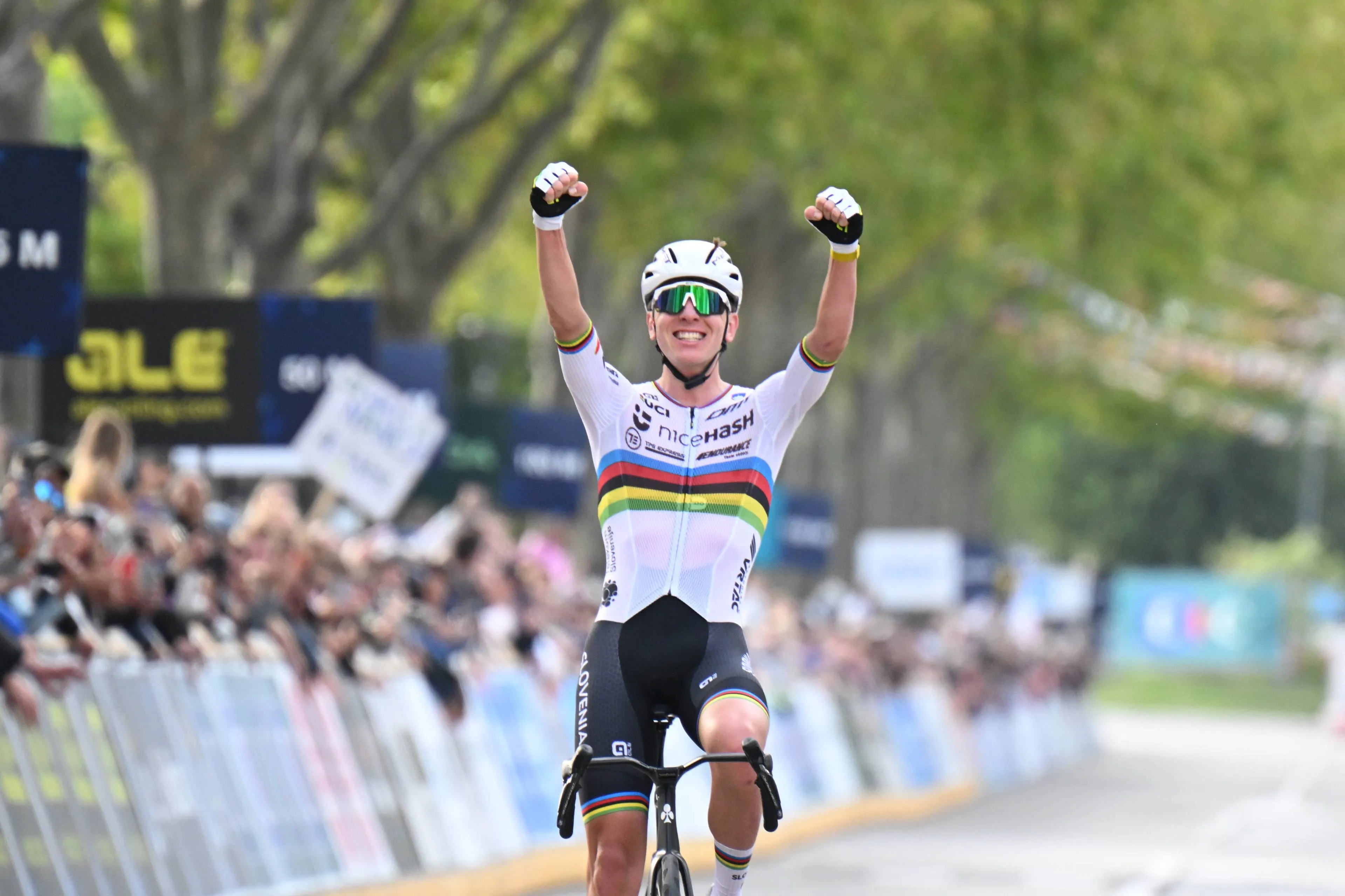 Tadej Pogacar, celebrando su victoria en el Campeonato de Europa