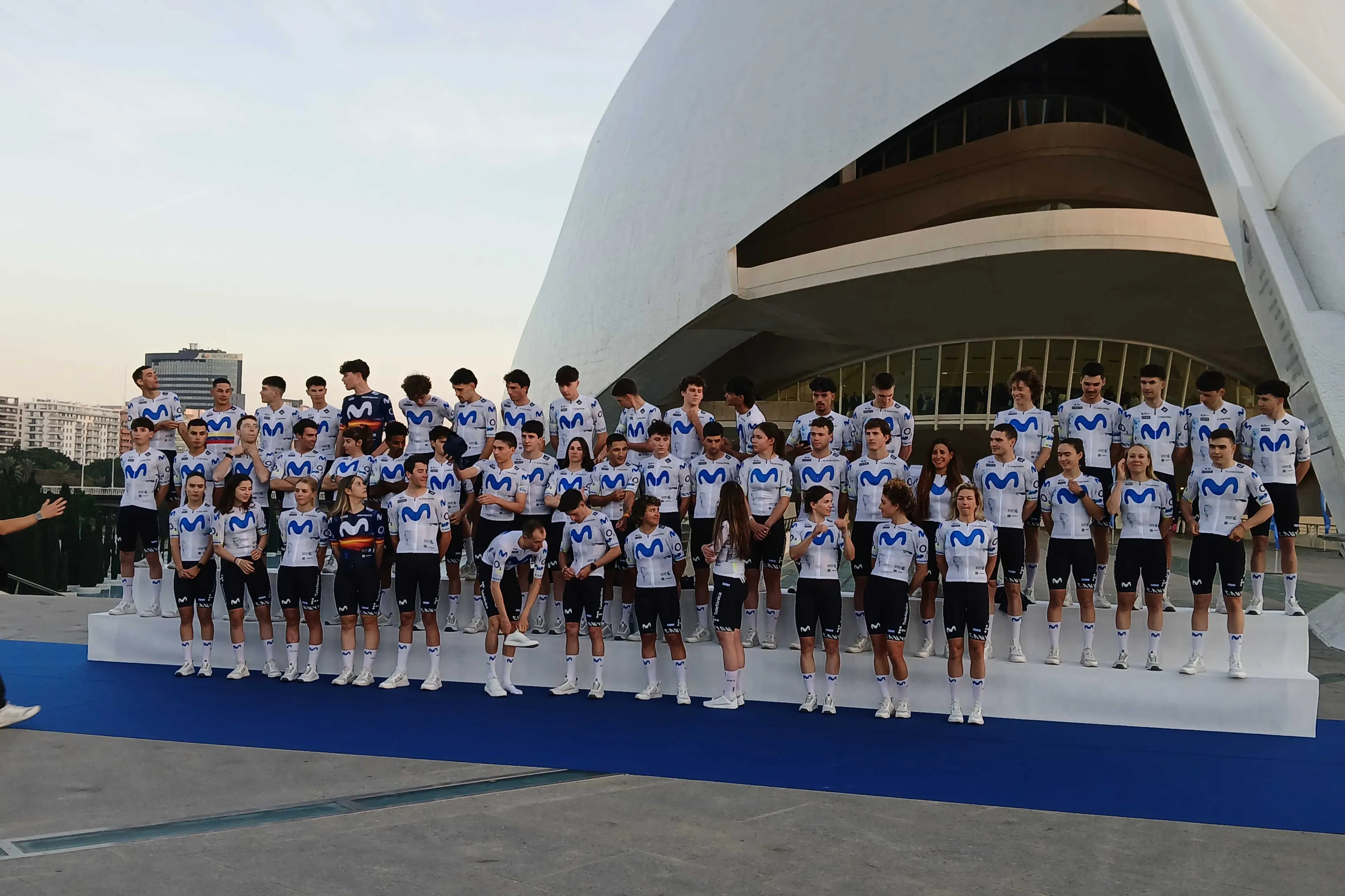 Las plantillas de Movistar Team, en Valencia