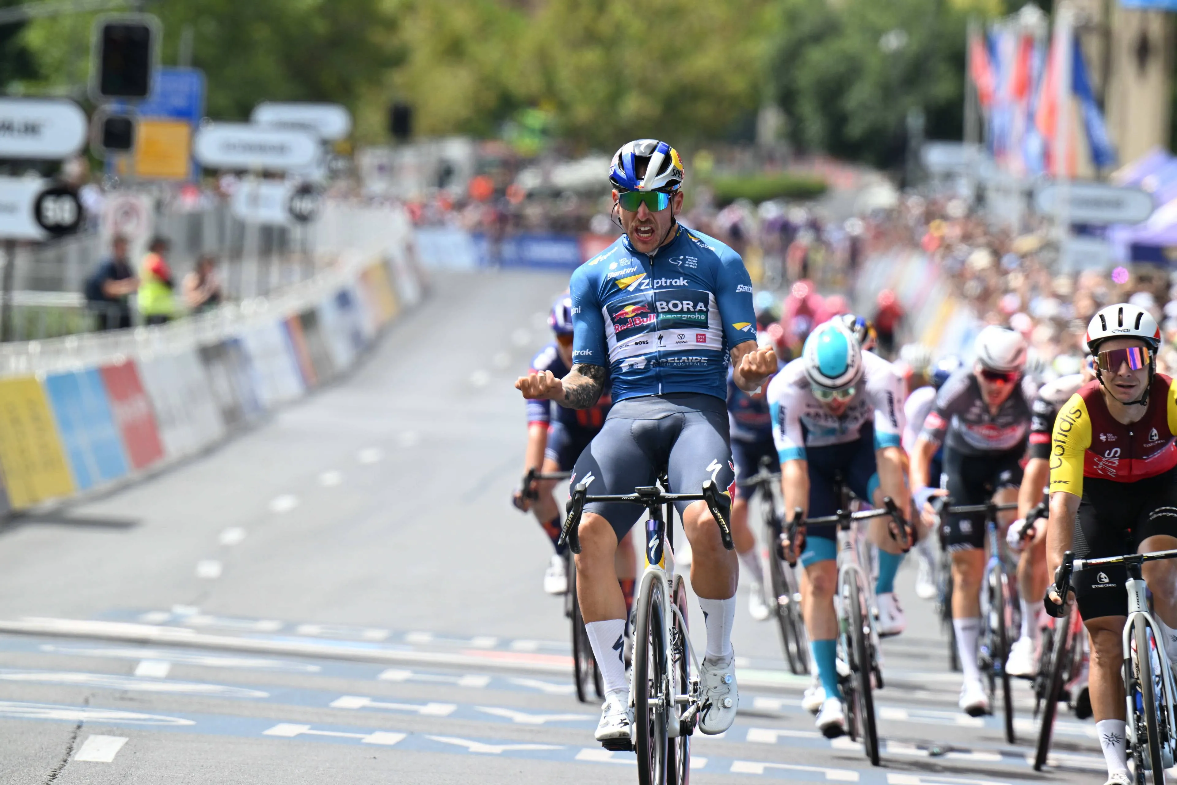 Sam Welsford lanza el sprint para ganar una etapa en el Tour Down Under