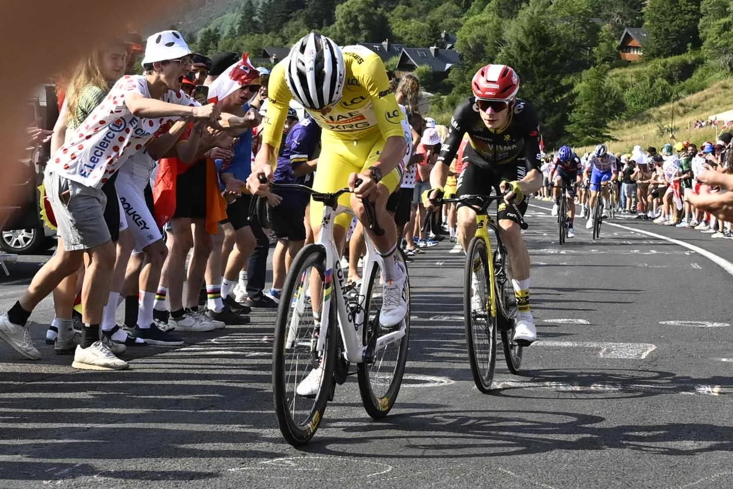 Tadej Pogacar se bate con Jonas Vingegaard durante el Tour de France 2025. @Sirotti