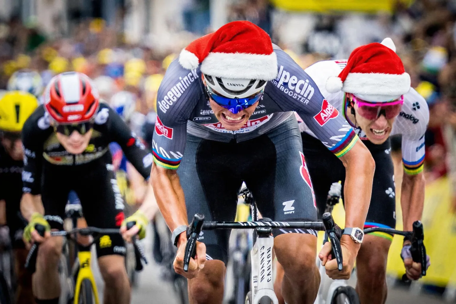 vanderpoel-pogacar-vingegaard-papa-noel-imago