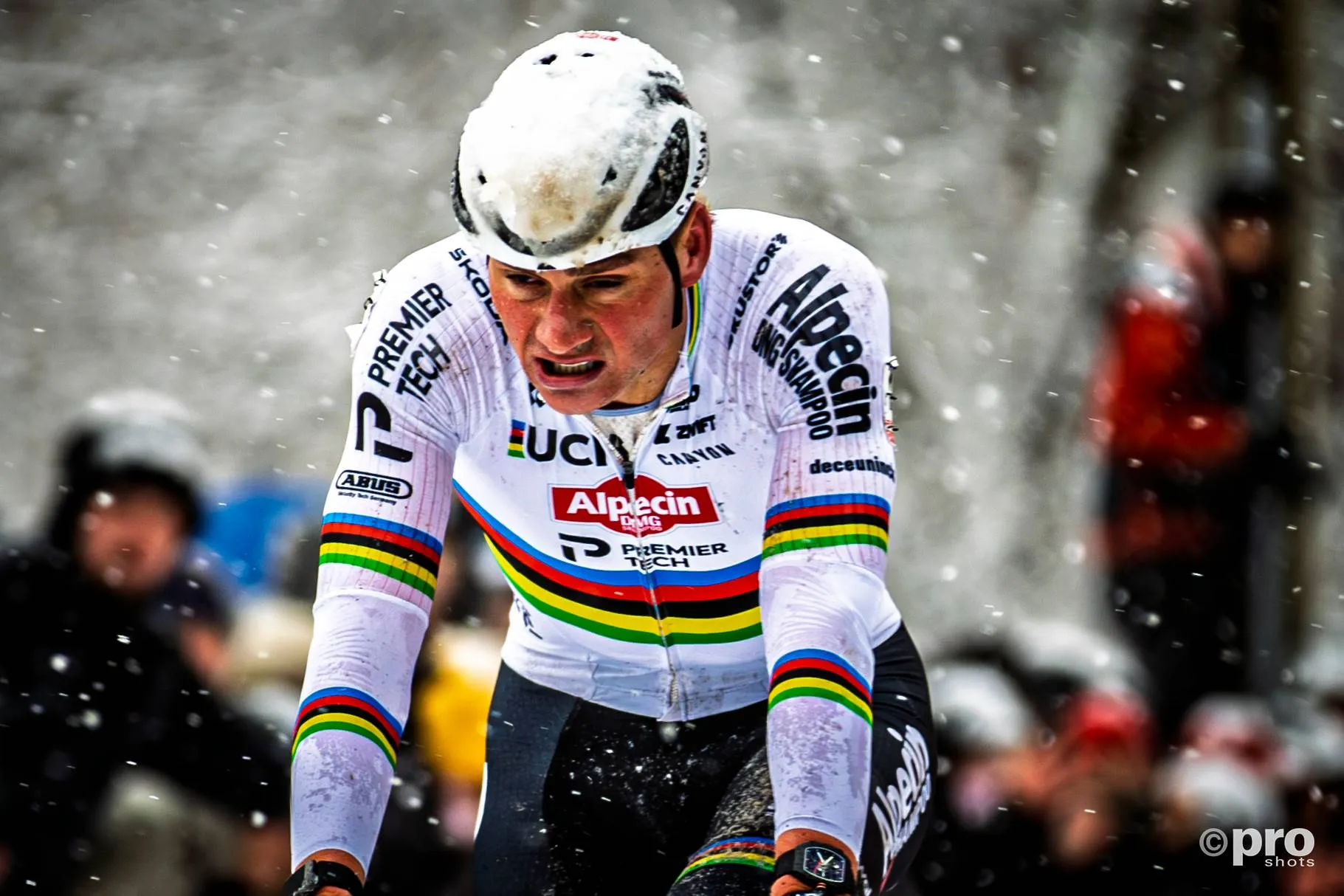 Mathieu van der Poel dolorido tras ganar la Exact Cross Mol bajo intensa nieve