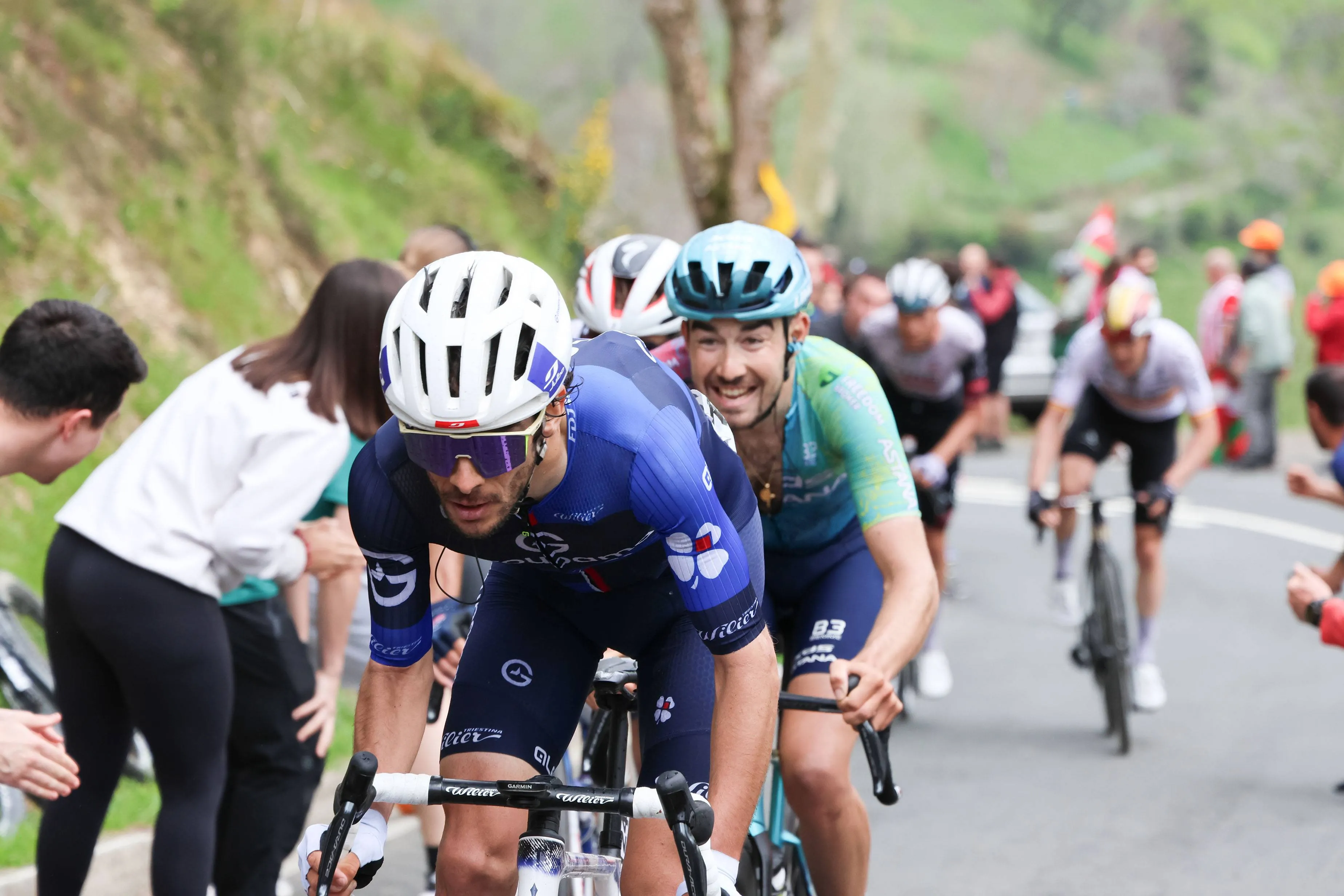 Guillaume Martin, en plena subida con el Groupama - FDJ